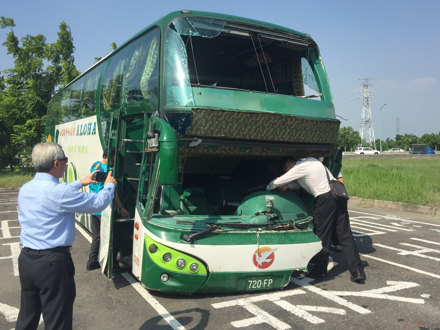 當時駕駛聲稱 前方有車輛突然切入，才會閃避不及，但檢警調閱行車紀錄器打臉吳姓司機說法。