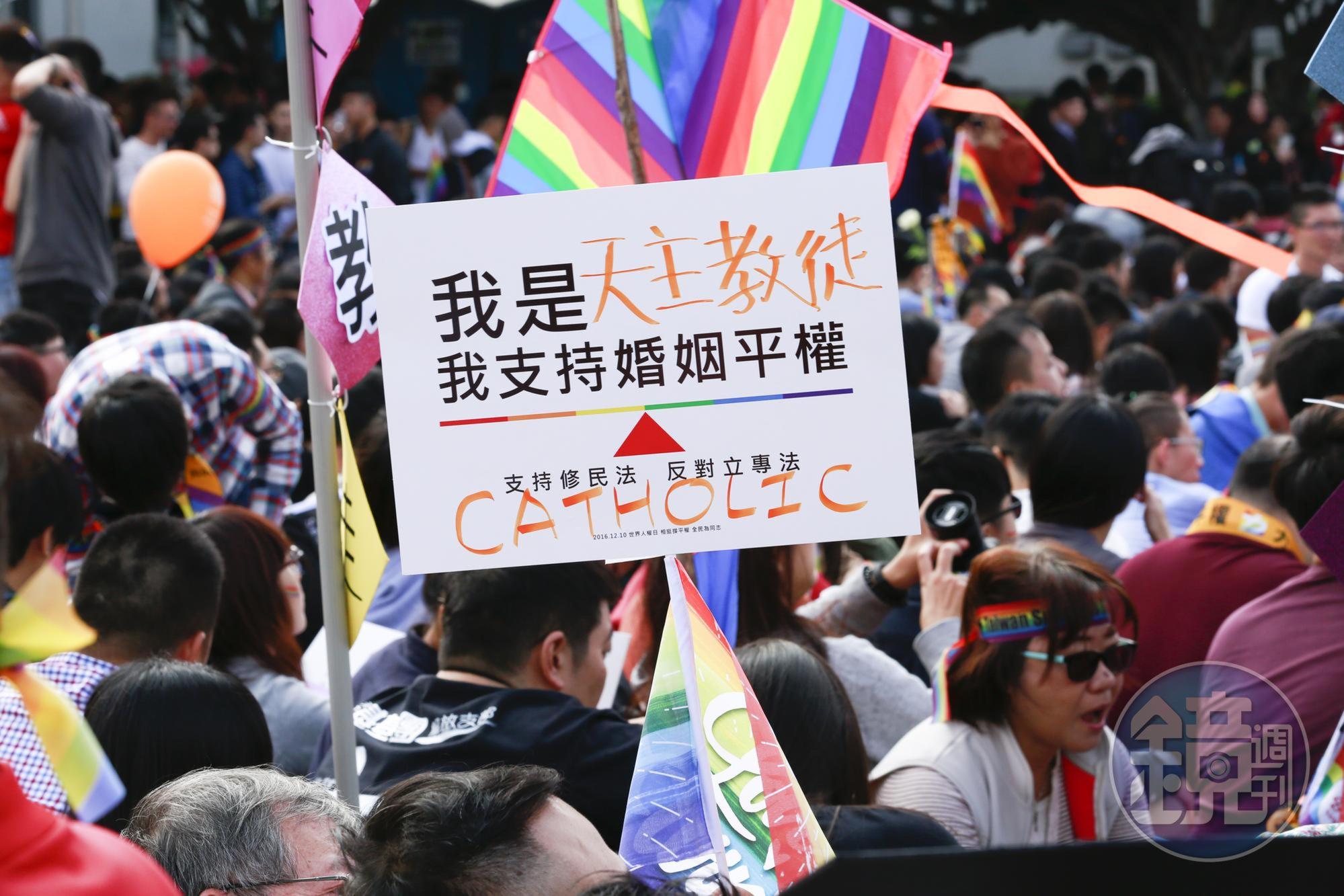 同性婚姻納入民法公投連署拚1個多月，已達成27萬份連署書。