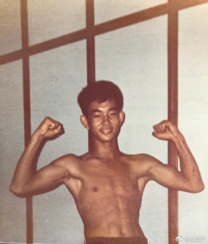 任賢齊po出舊照笑稱,「最近老是被笑是油膩的大叔…哎!只能看看自己小鮮肉時的照片安慰一下…」(翻攝自任賢齊微博)