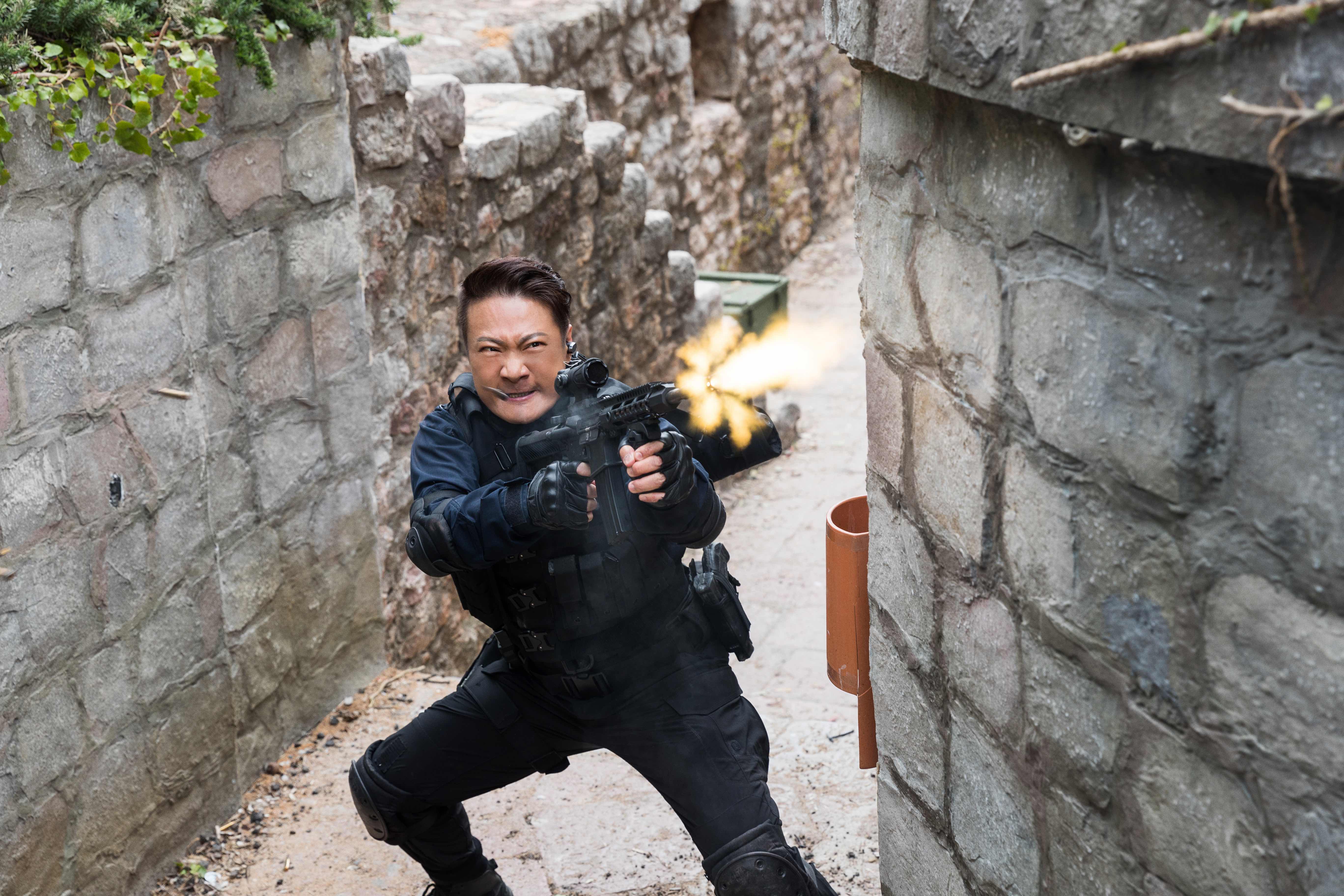 《黃金兄弟》導演錢嘉樂講究動作，拍攝前都親身示範  。（牽猴子提供）