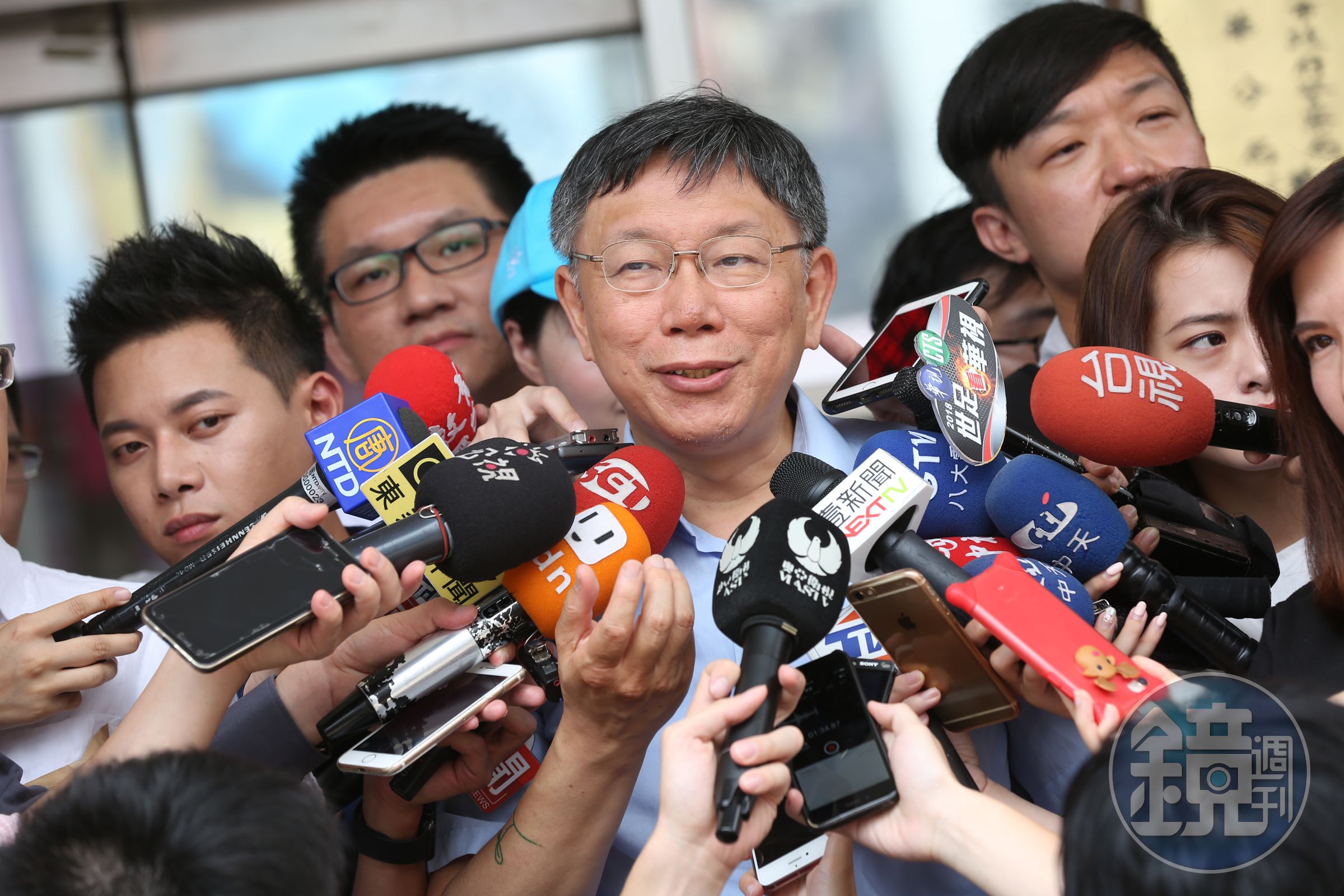 台北市長柯文哲去年9月29日接受專訪時，談到前總統陳水扁的病況，事後被扁支持者向北市衛生局檢舉柯文哲洩漏病患病情，北市衛生局6月依違反《醫師法》裁罰柯文哲2萬元罰鍰。  