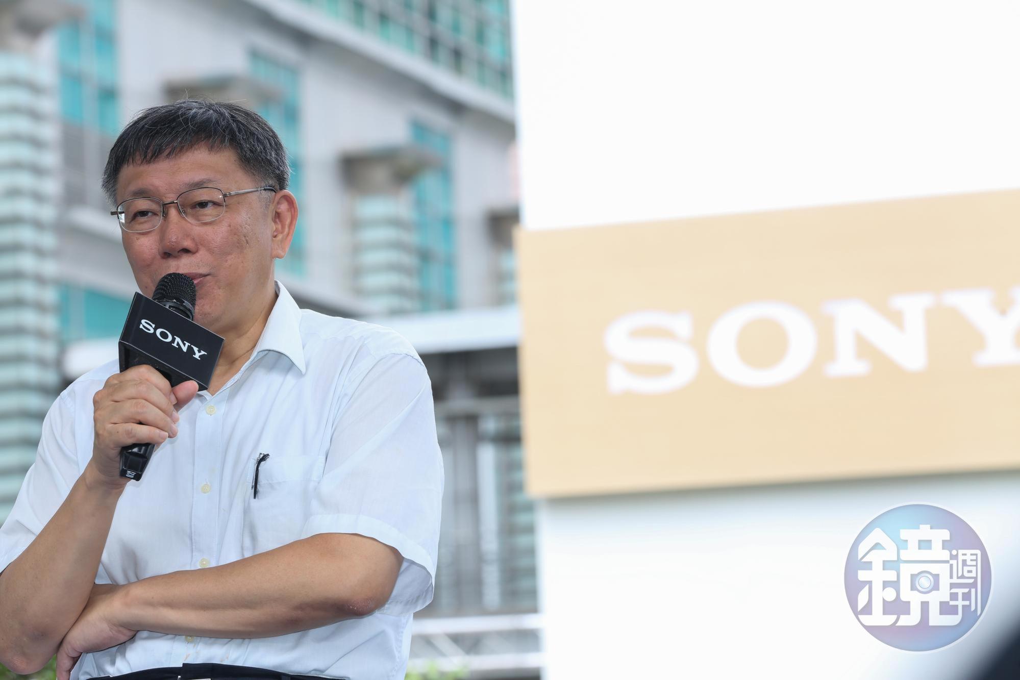 台北市長柯文哲去年3月因2014年台北市長選舉期間誤收30筆未成年人小額捐款,挨罰61萬9,400餘元。