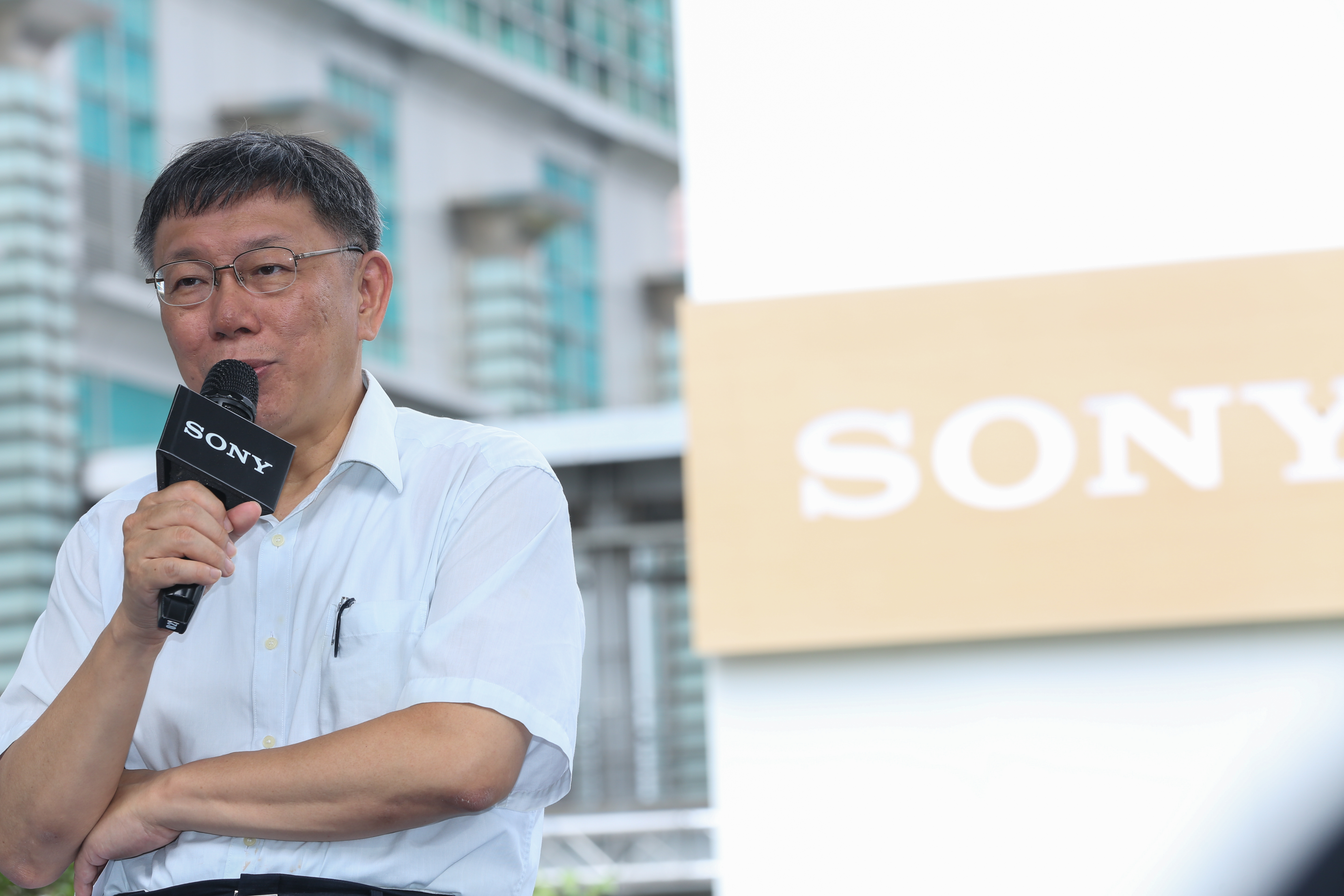 台北市長柯文哲去年3月因2014年台北市長選舉期間誤收30筆未成年人小額捐款，挨罰61萬9,400餘元。