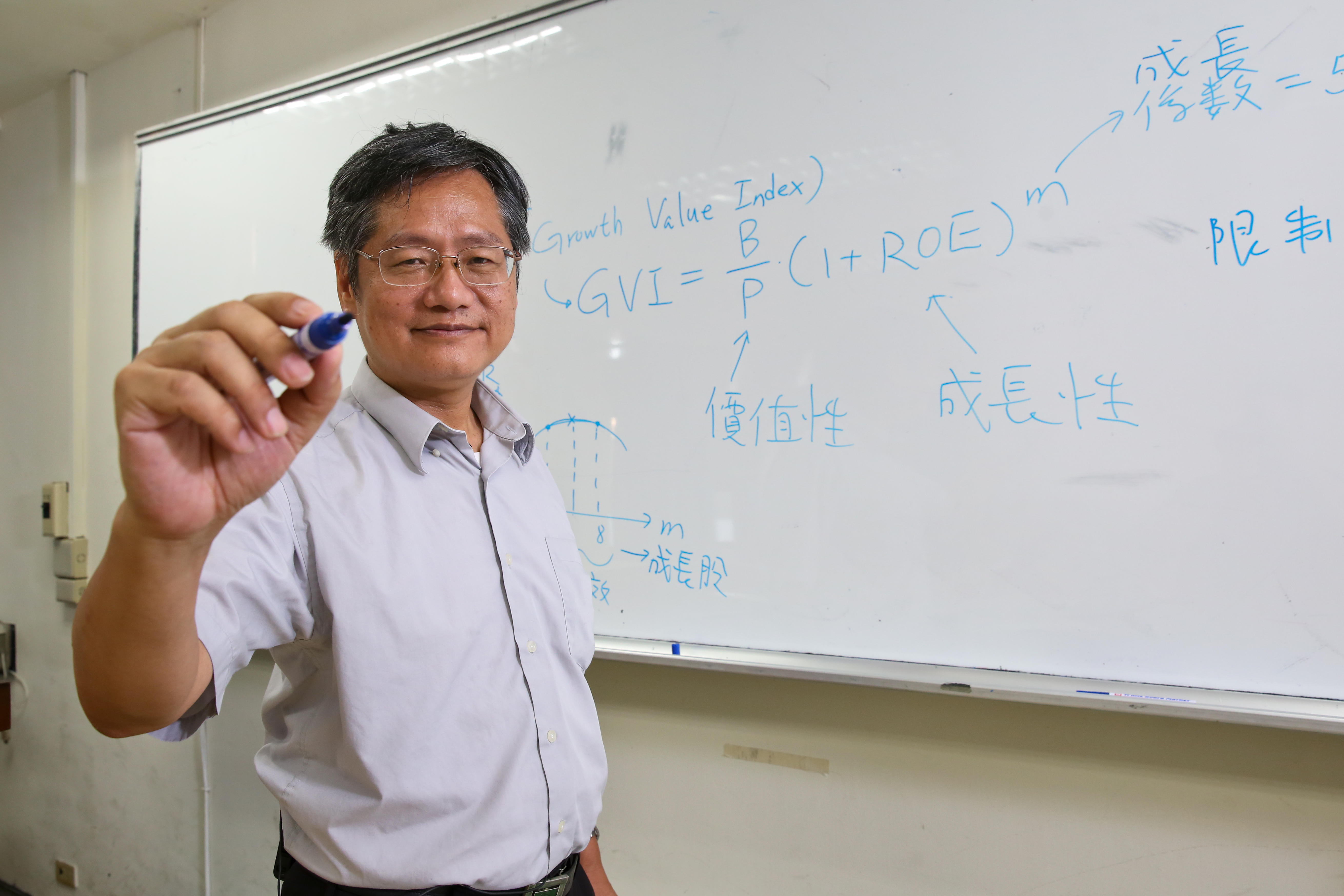 土木教授葉怡成結合價值股和成長股的選股邏輯，獨創成長價值指數（GVI）選股公式。