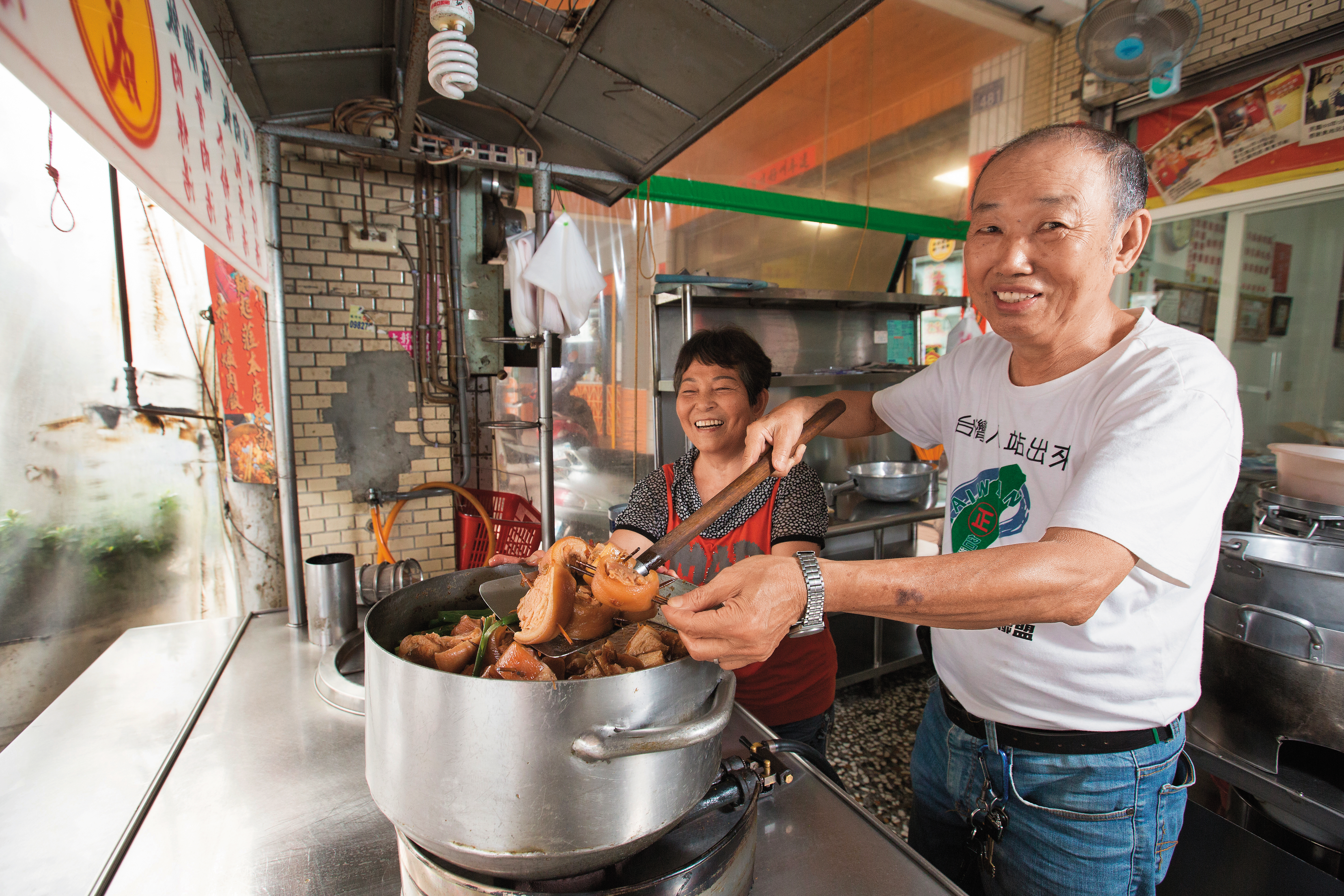 鄧永成、鄧林蘇夫妻都愛乾淨，用了47年的鍋子仍光亮乾淨，祖傳4代的老店靠著真材實料、環境衛生聞名鄉里。