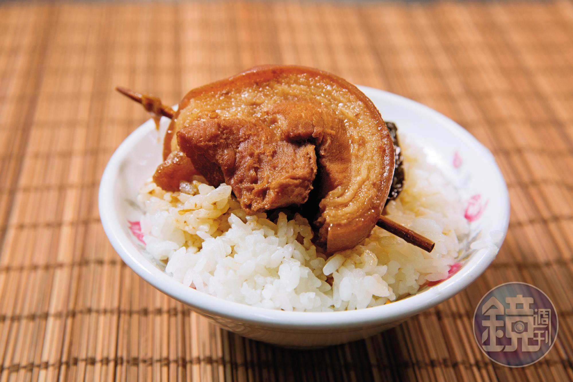 後腿的離緣肉肥瘦相連，是內行老饕指定的人氣部位。（炕肉飯50元／碗）