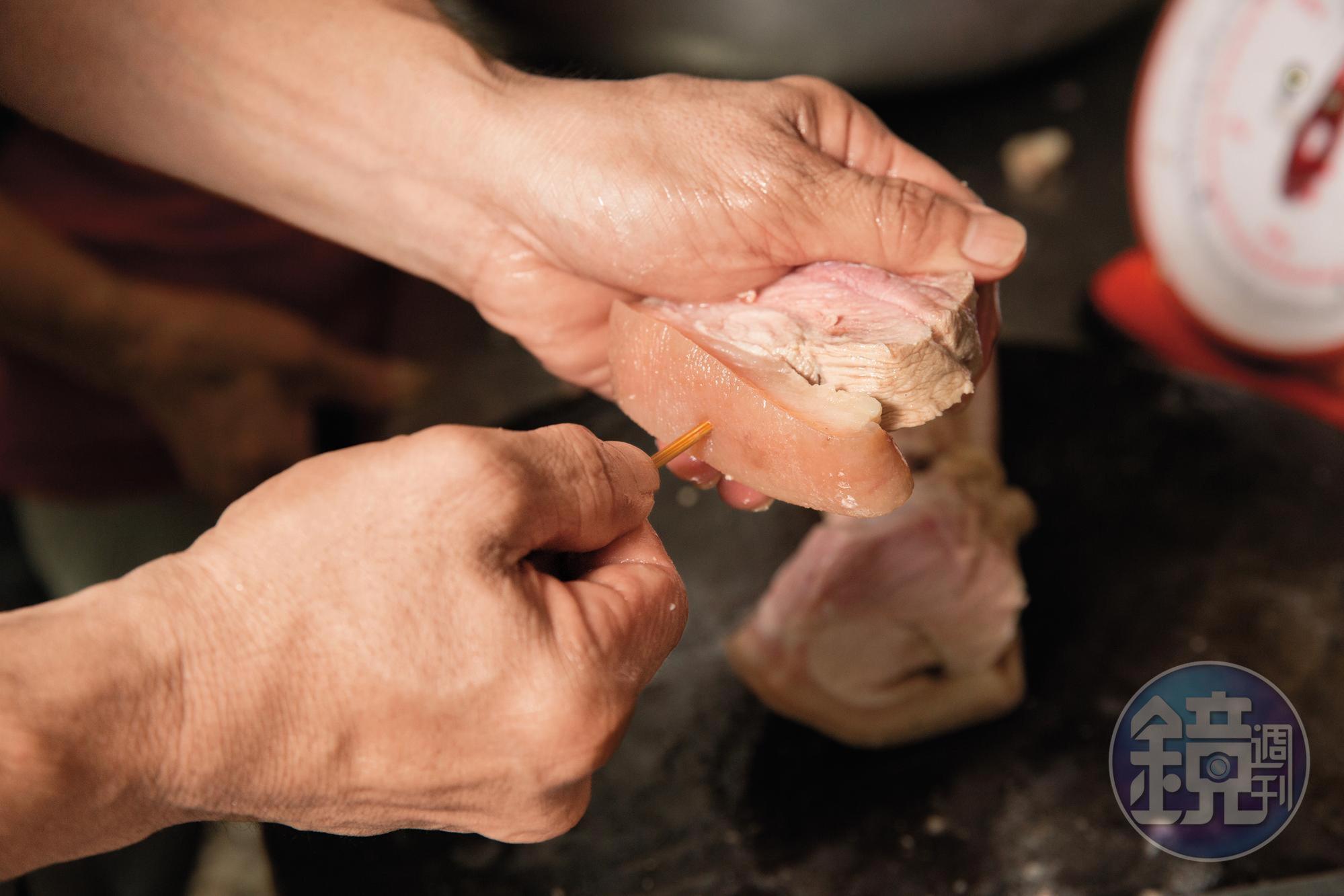 彰化炕肉以腳庫肉為主，分切肉塊後需以竹籤串起，避免散開。