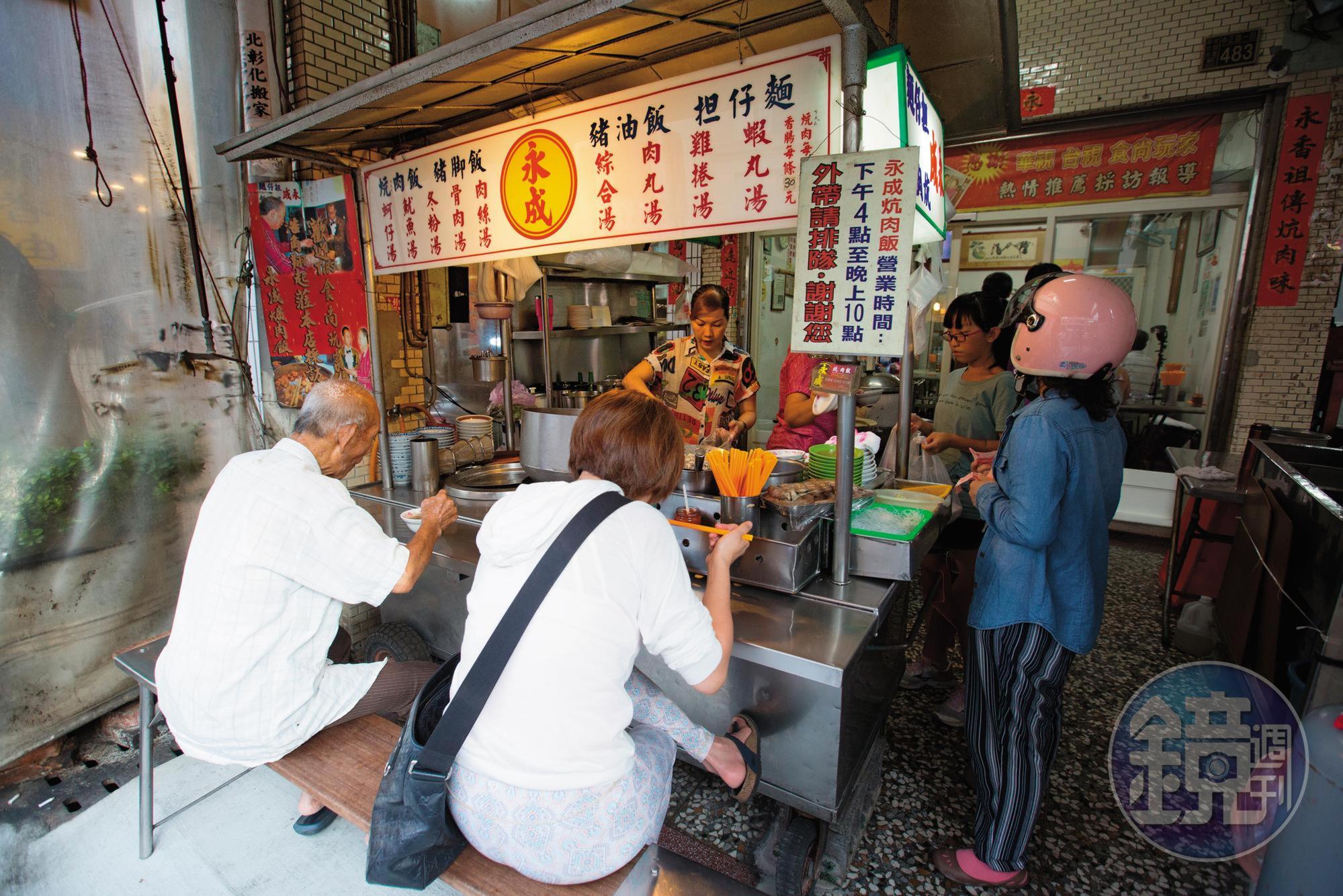 永成炕肉飯仍保留古早味長板凳，老客人說：「坐椅條比較有氣氛。」