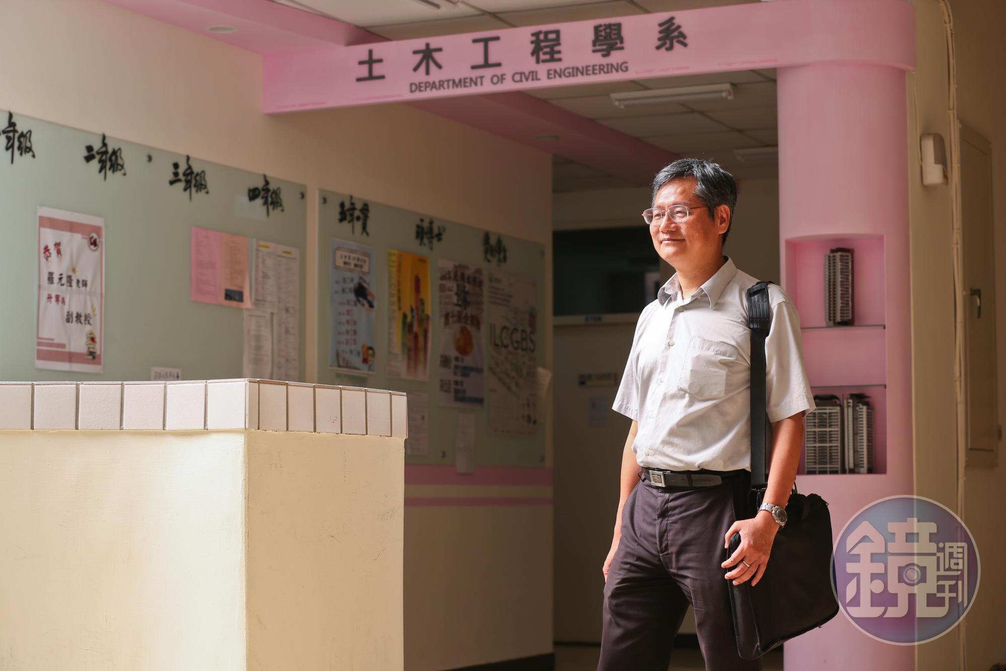 擅長工程統計，葉怡成教學生用模型設計混泥土，也將學問套用在建置最強投資組合。