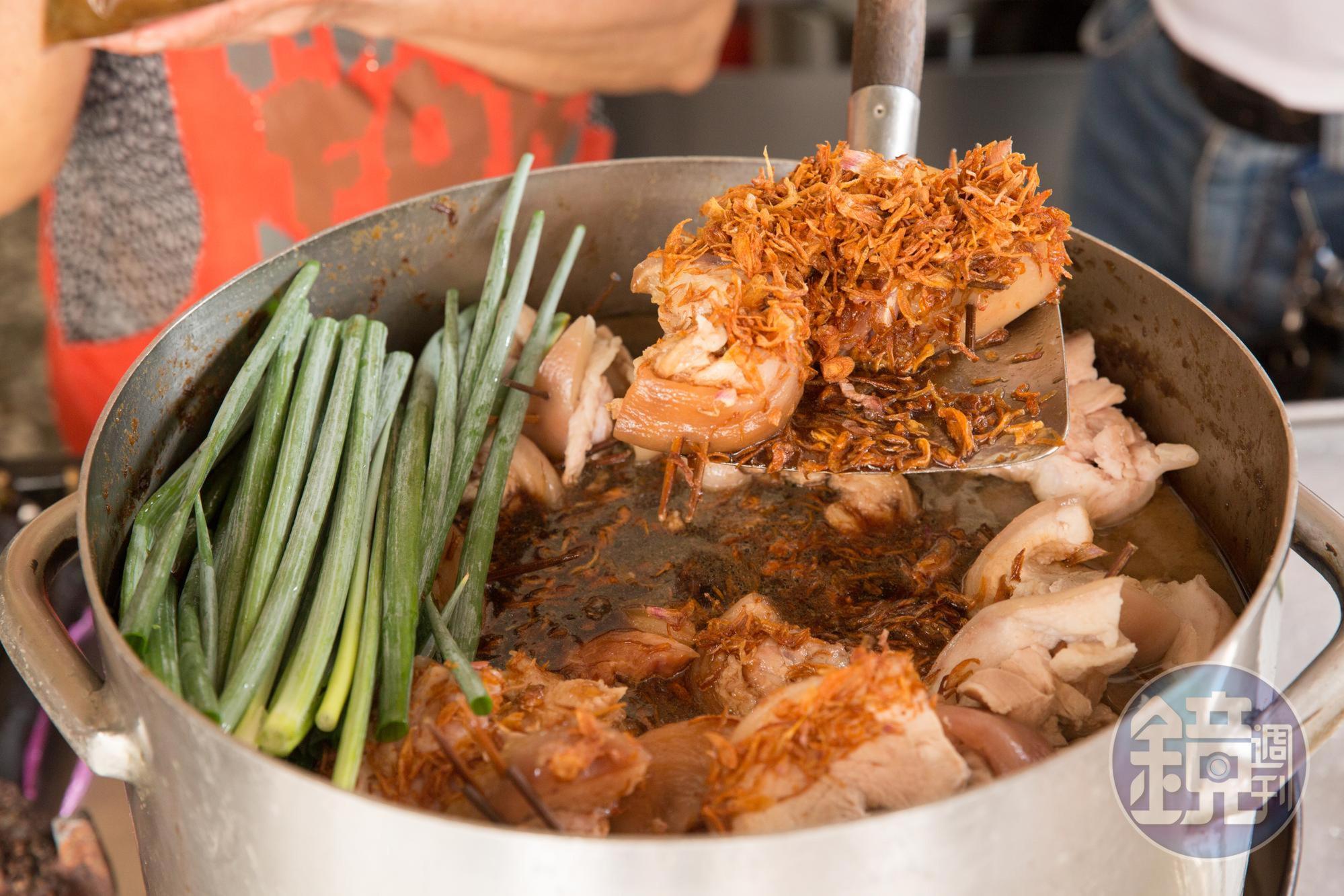 鄧永成滷製的招牌炕肉，開滷前已香味四溢，工序一點也不馬虎。
