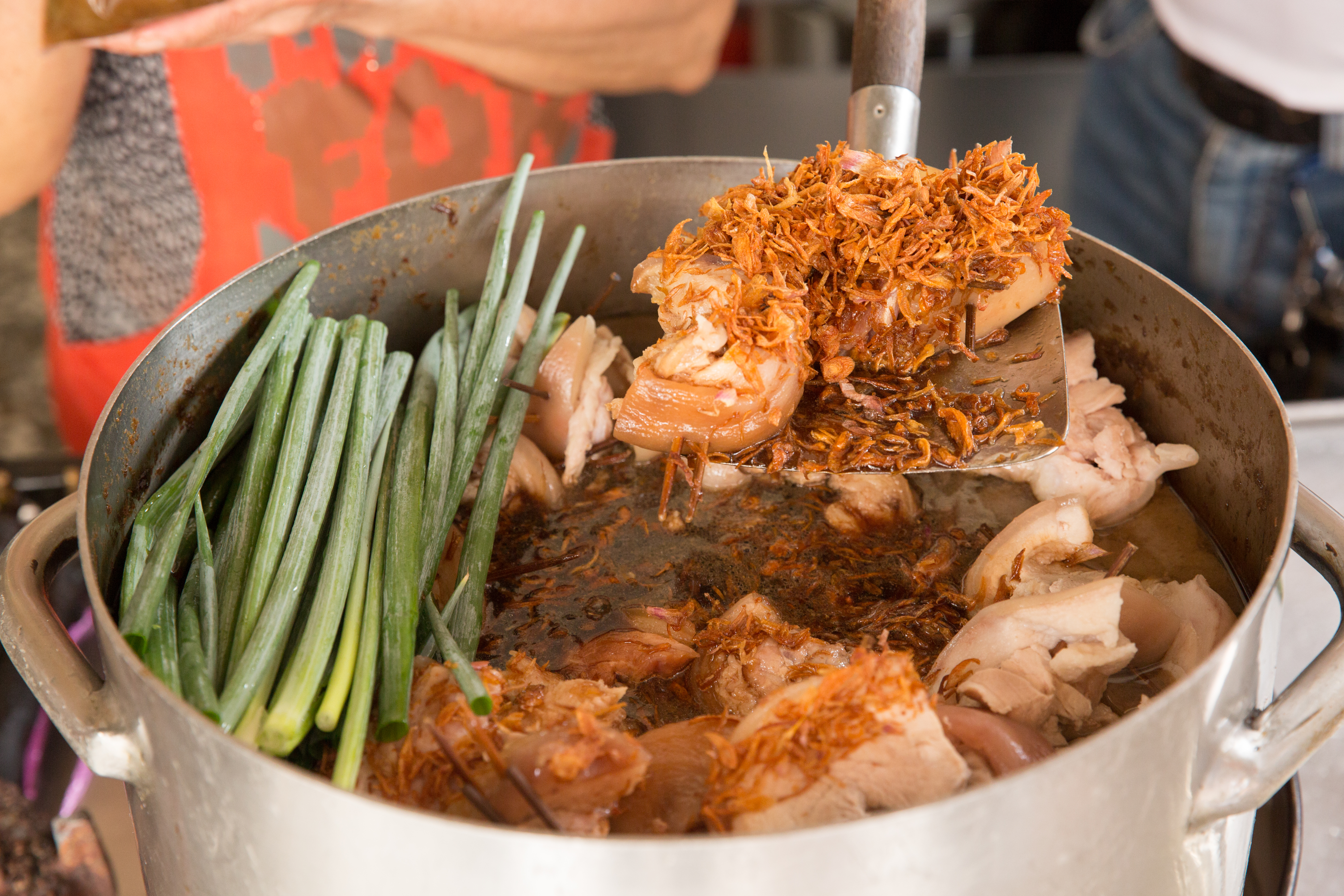 鄧永成滷製的招牌炕肉，開滷前已香味四溢，工序一點也不馬虎。