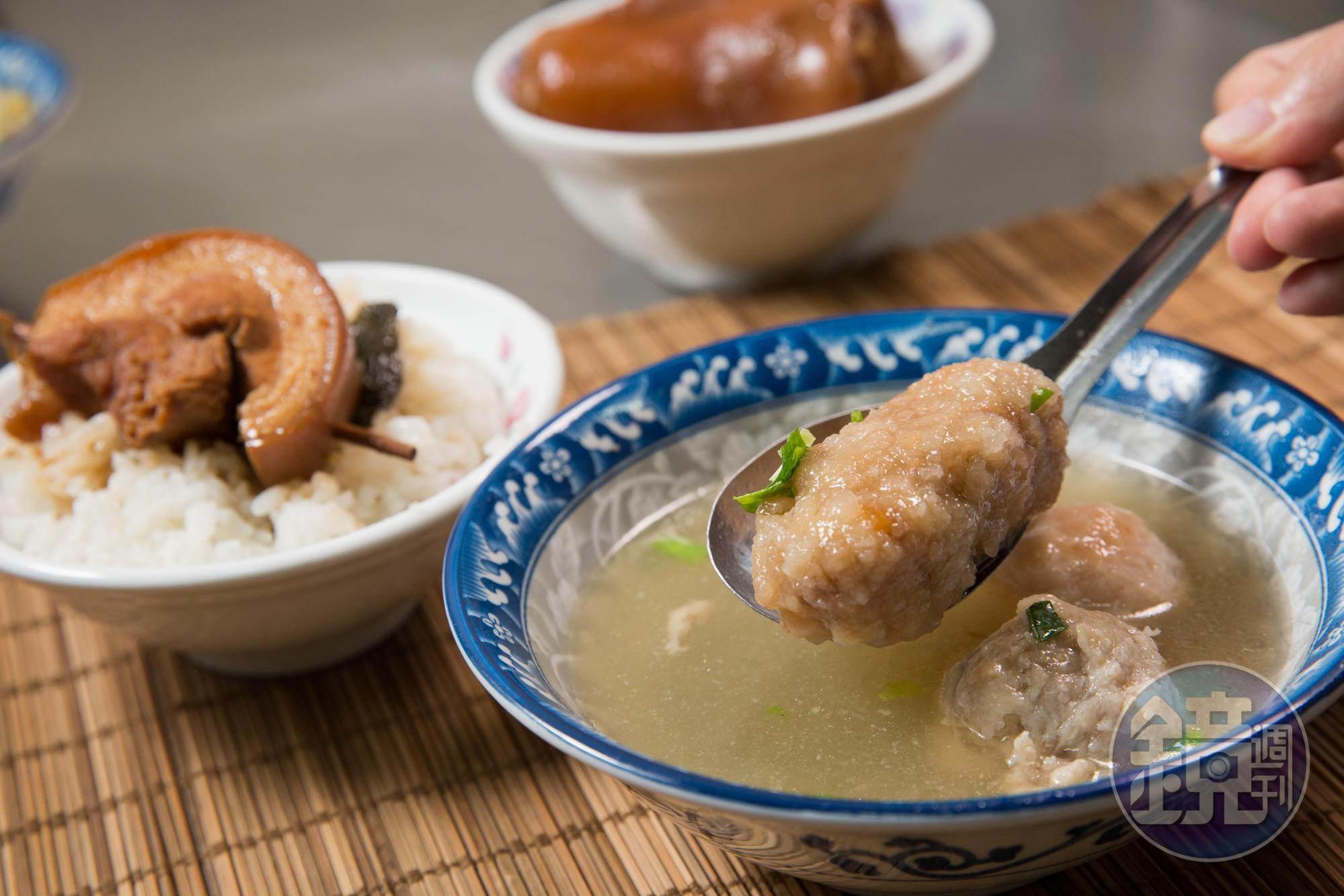 永成炕肉飯的炕肉、綜合湯都是遵循古法製作。（炕肉飯50元／碗、綜合湯30元／碗）