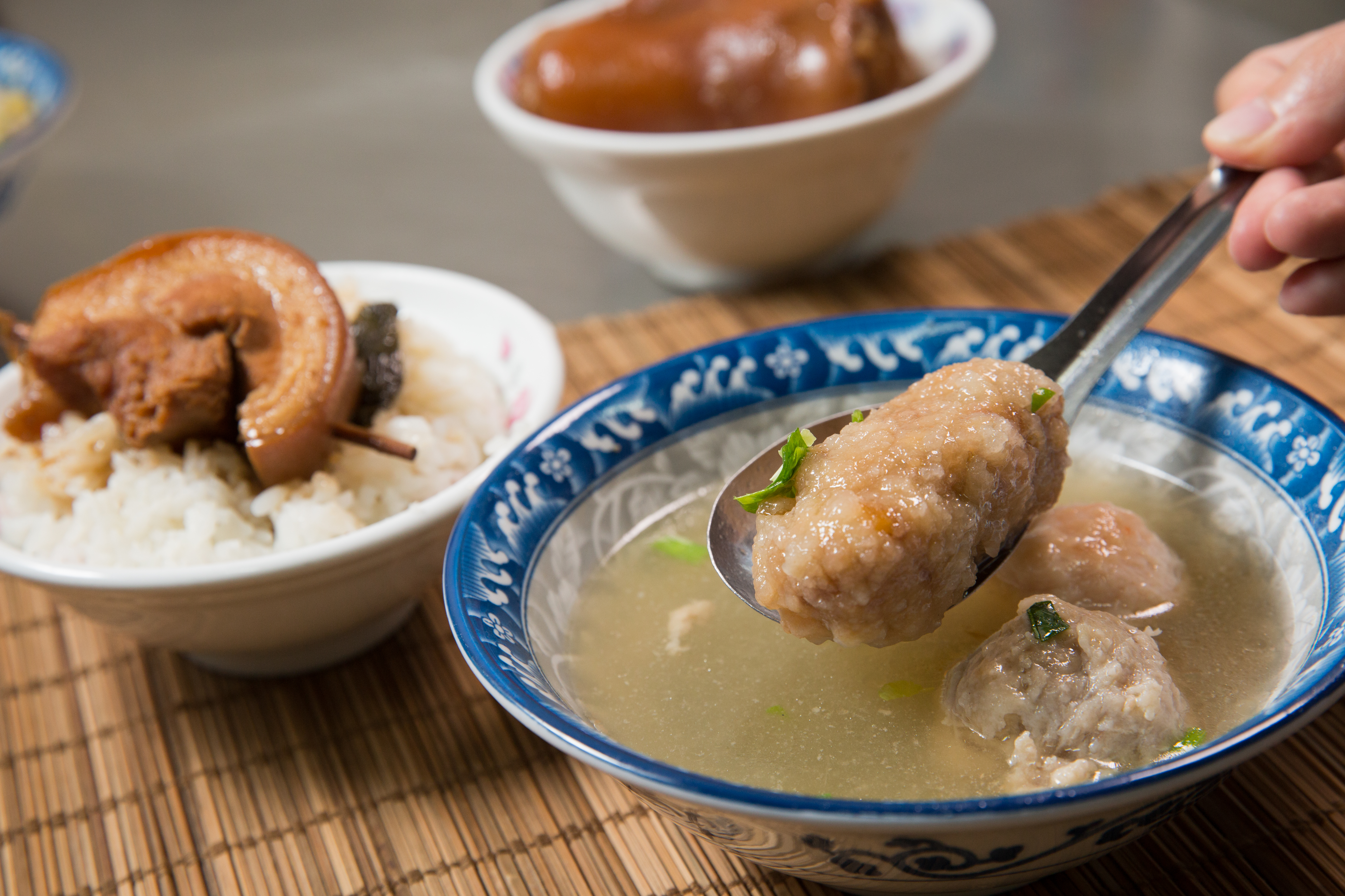 永成炕肉飯的炕肉、綜合湯都是遵循古法製作。（炕肉飯50元／碗、綜合湯30元／碗）