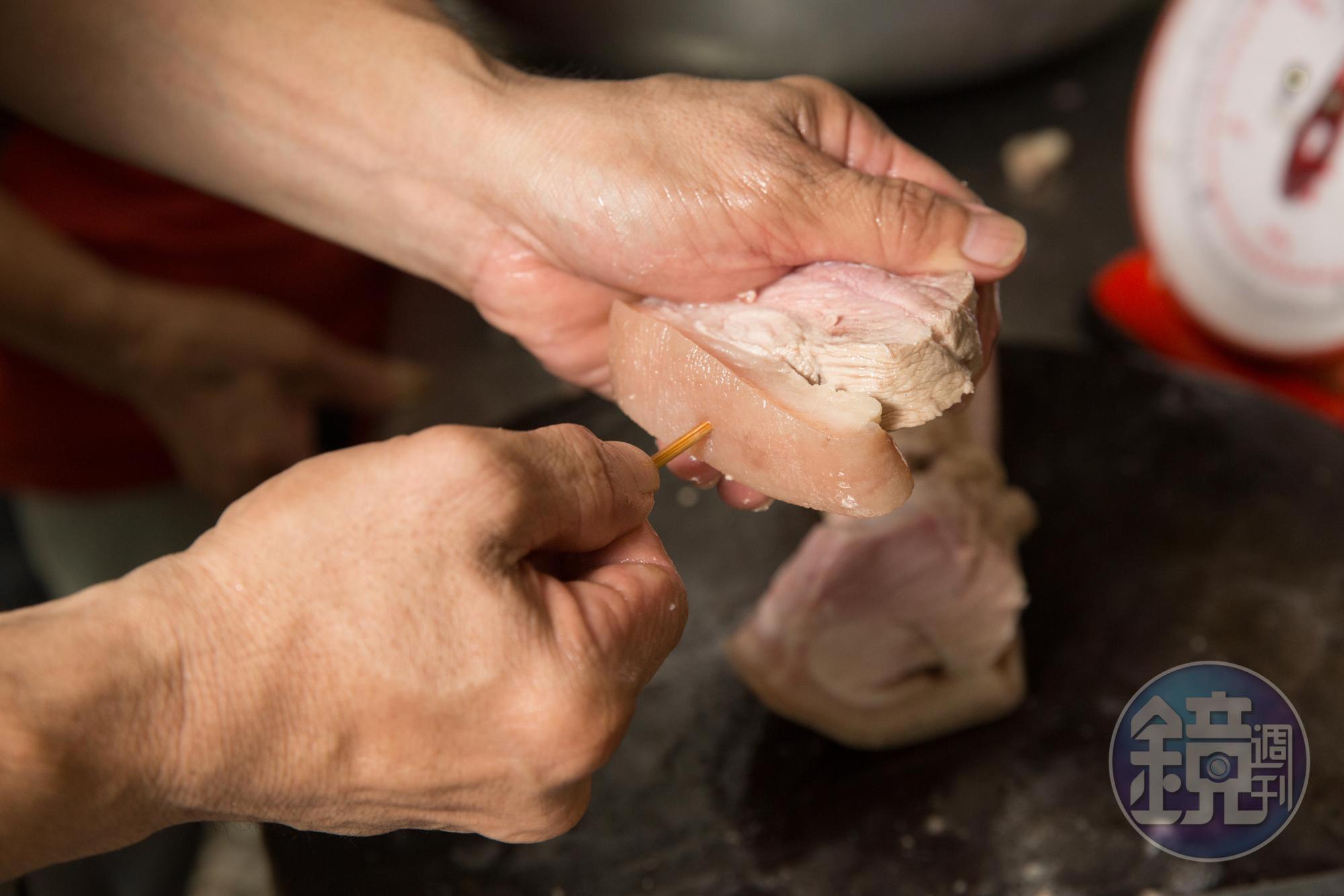 彰化炕肉以腳庫肉為主，分切肉塊後須以竹籤串起，避免散開。