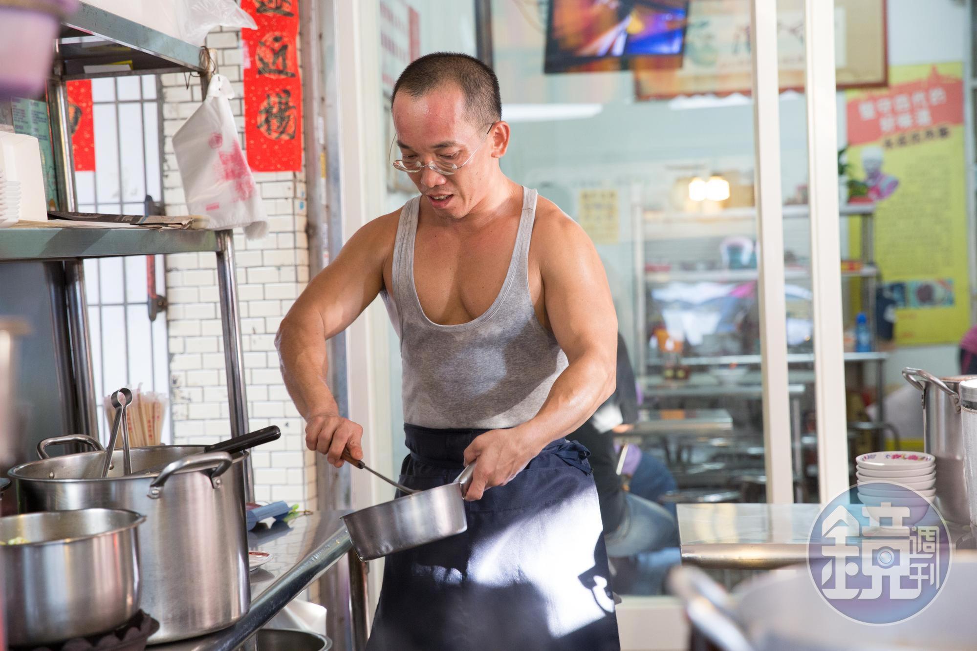 永成炕肉飯的攤頭特別乾淨，尤其大小鍋具都擦得清潔溜溜。圖為鄧永成長子鄧志凌。