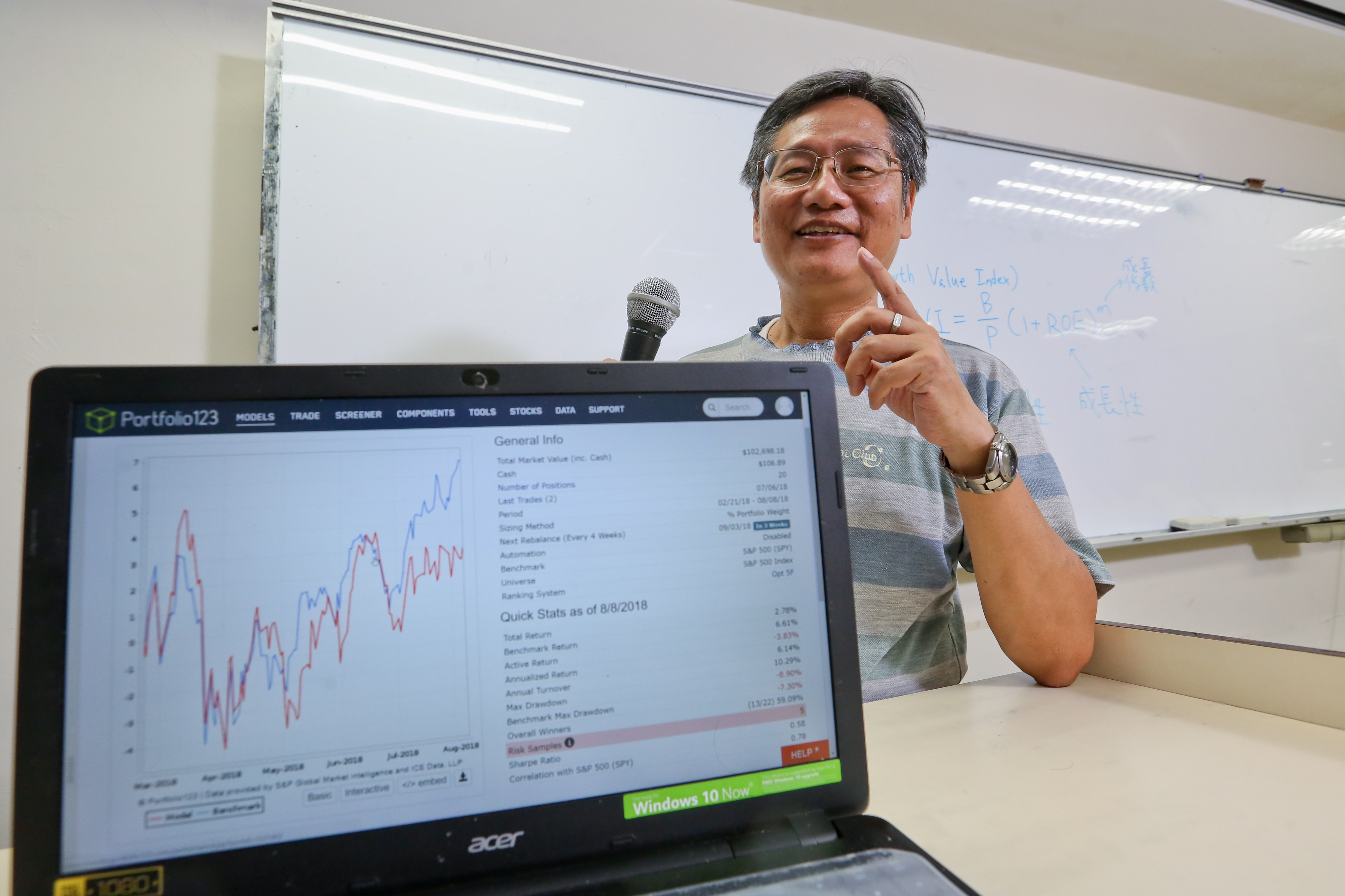 土木教授葉怡成偏好幫個股打分數、做排序。