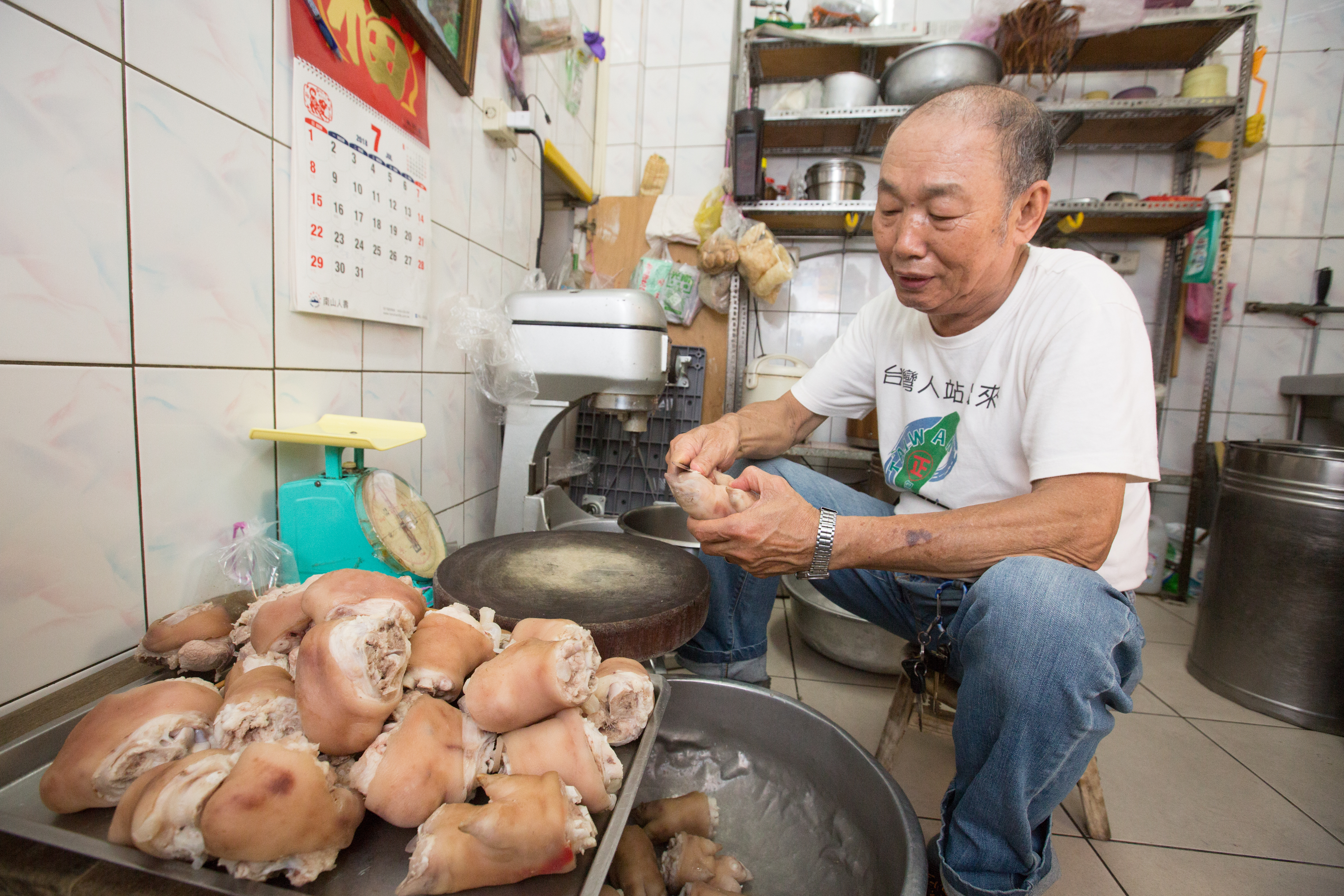 鄧永成細心整理豬腳，這是婚後太太帶來的手路菜。