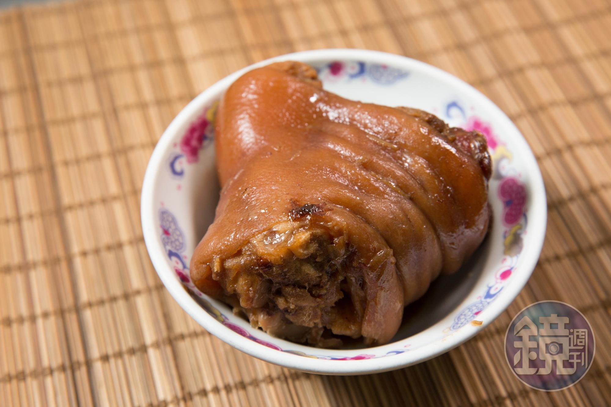 豬腳依照有沒有肉、塊頭大小，由店家目測估價。（豬腳／時價）