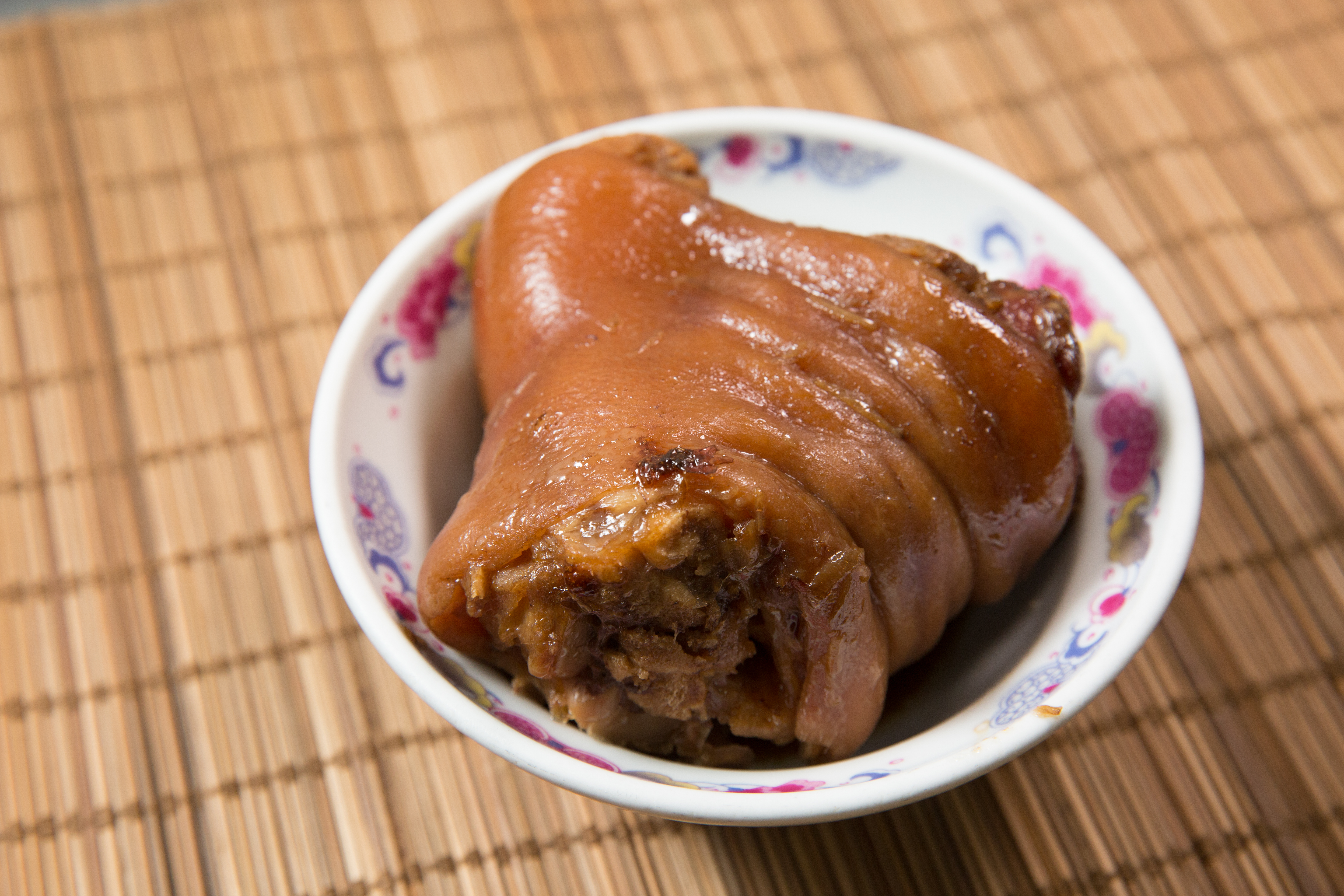 豬腳依照有沒有肉、塊頭大小,由店家目測估價。(豬腳/時價)