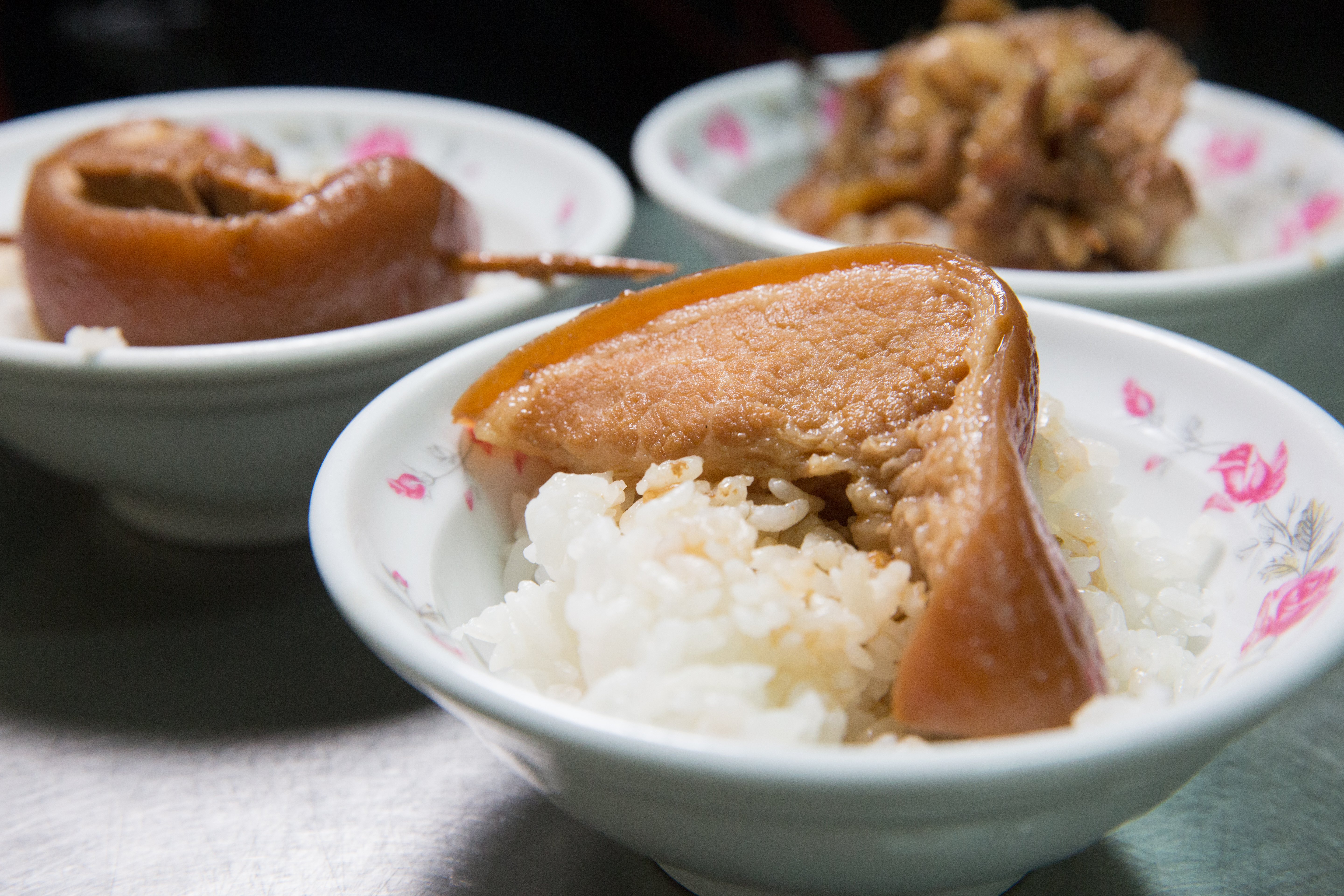 後腿的離緣肉肥瘦相連,是內行老饕指定的人氣部位。(炕肉飯50元/碗)