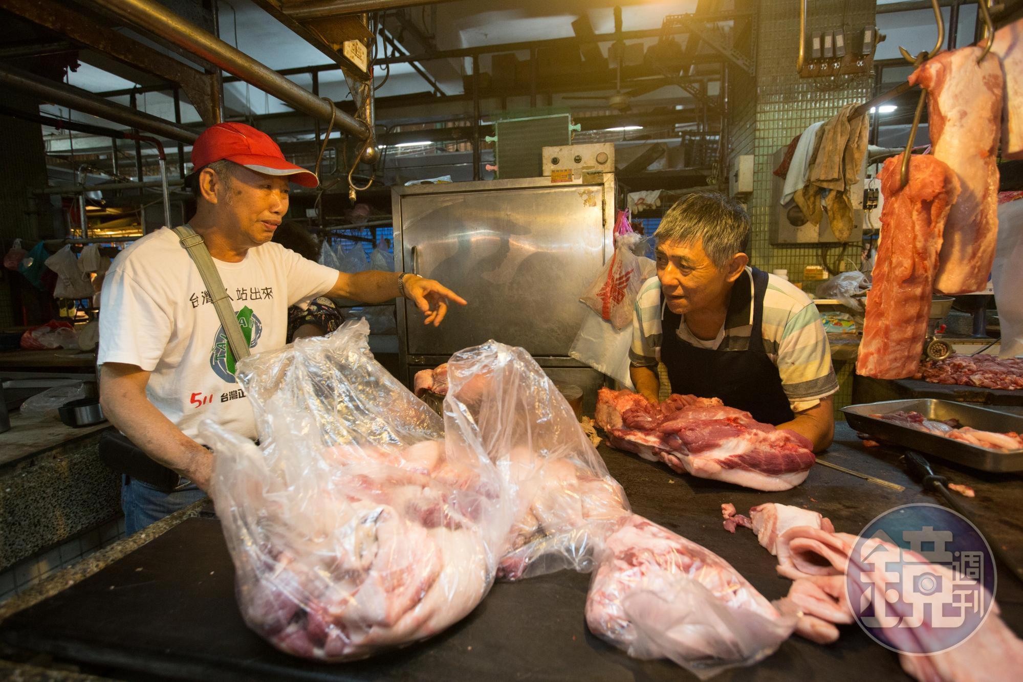 鄧永成每天早上都到彰化市南門市場同一家肉鋪挑肉，50年不變。