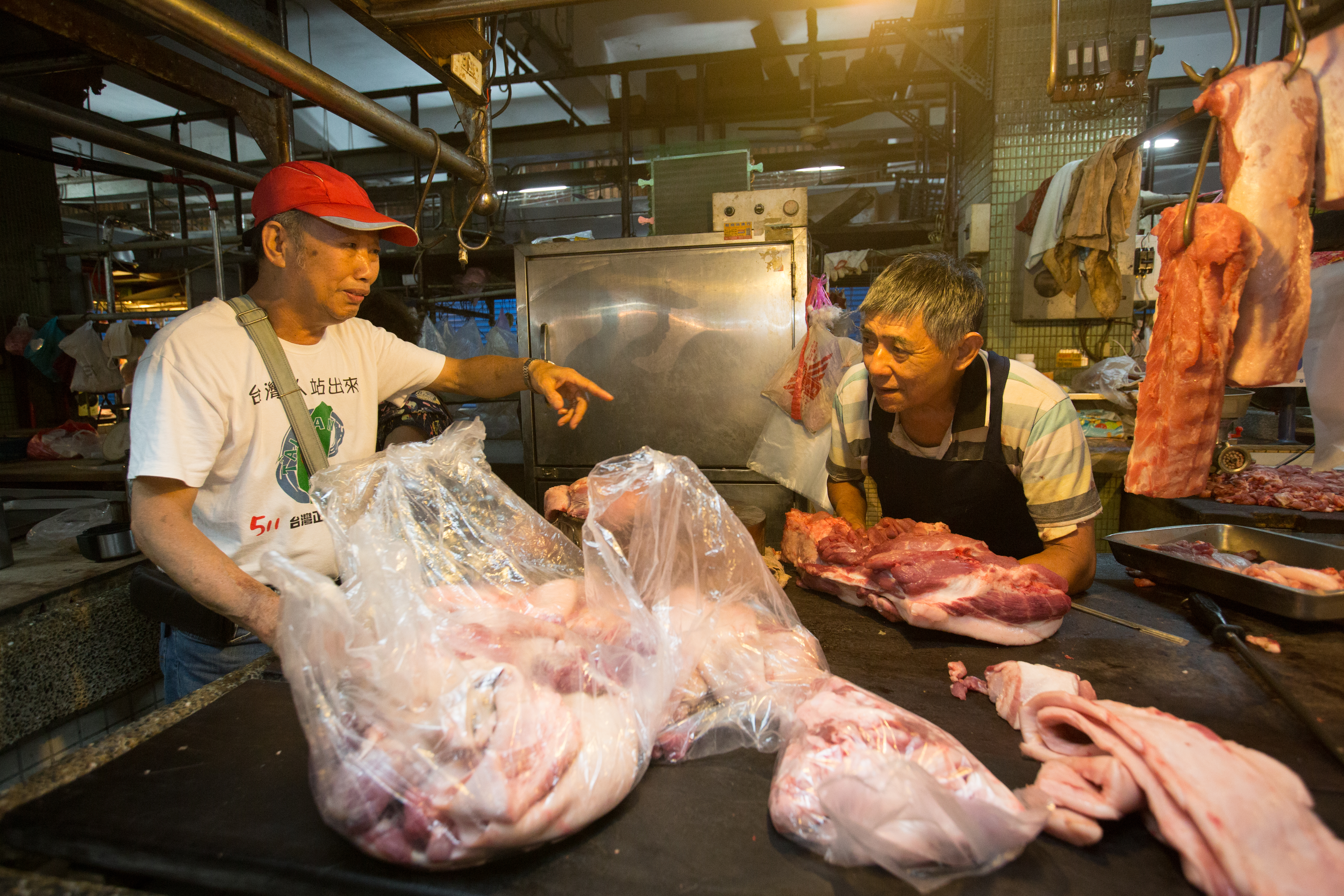 鄧永成每天早上都到彰化市南門市場同一家肉鋪挑肉，50年不變。