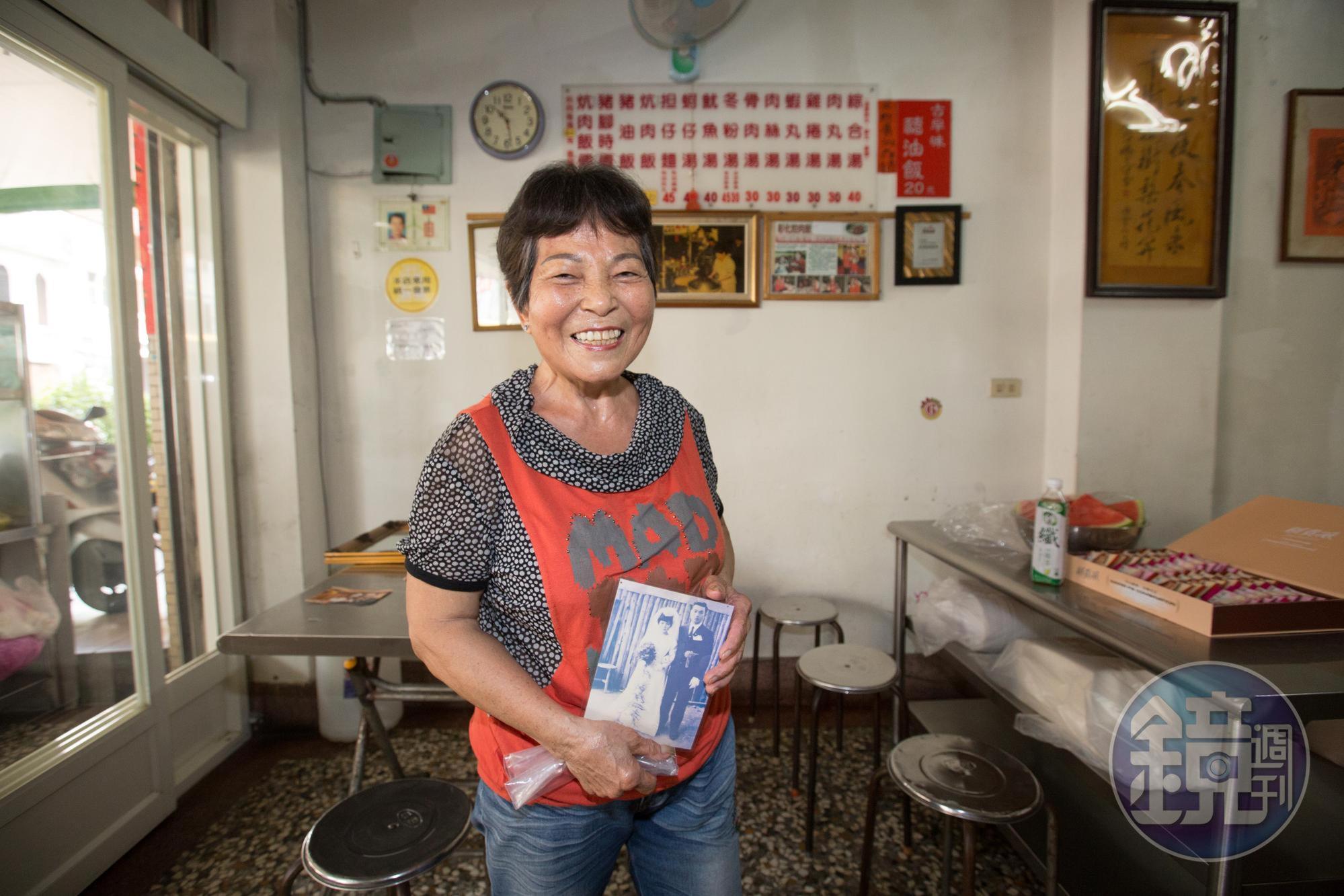 鄧林蘇不怕苦，婚後跟著先生鄧永成賣油湯。手中是夫妻當年的結婚相片。