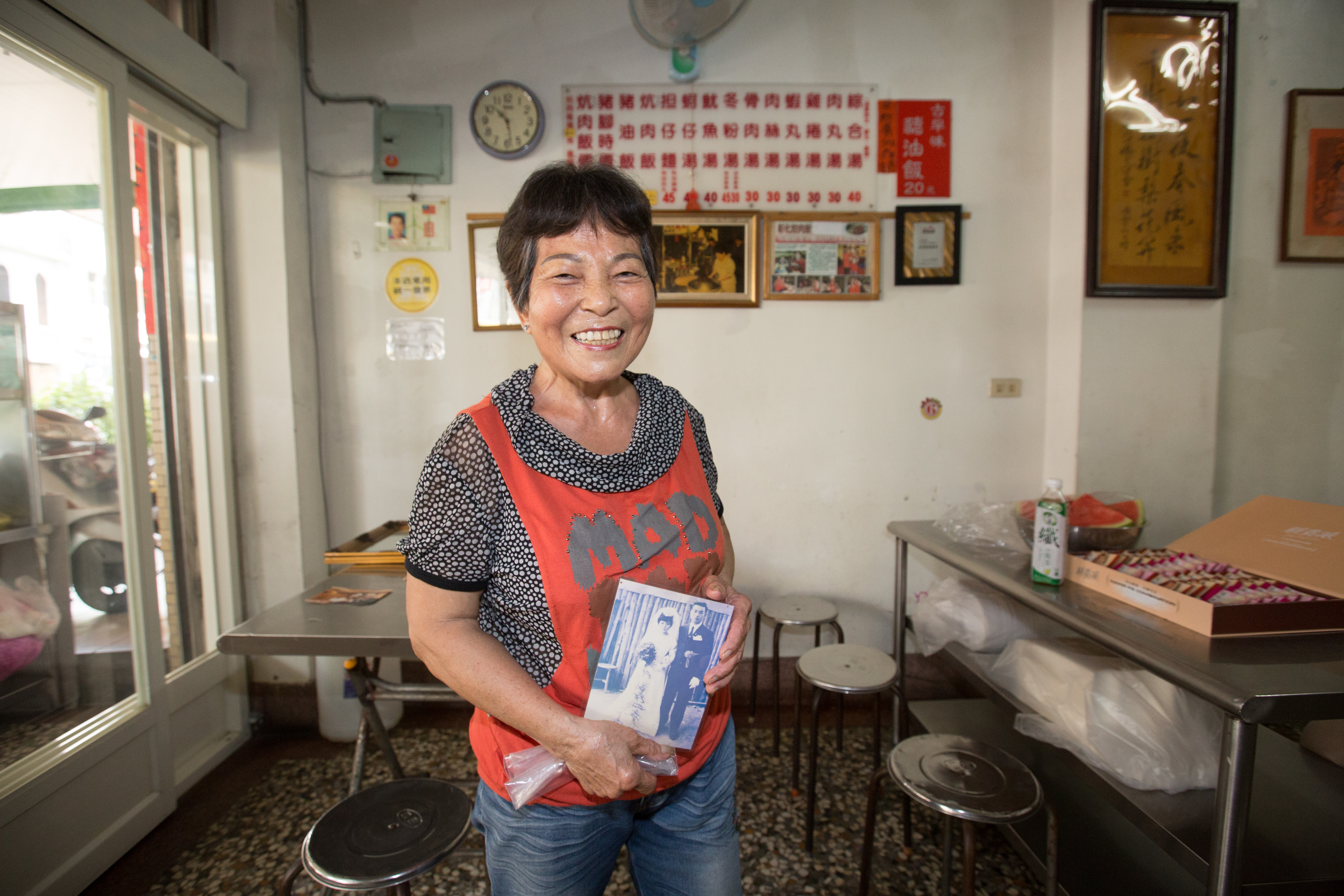 鄧林蘇不怕苦，婚後跟著先生鄧永成賣油湯。手中是夫妻當年的結婚相片。