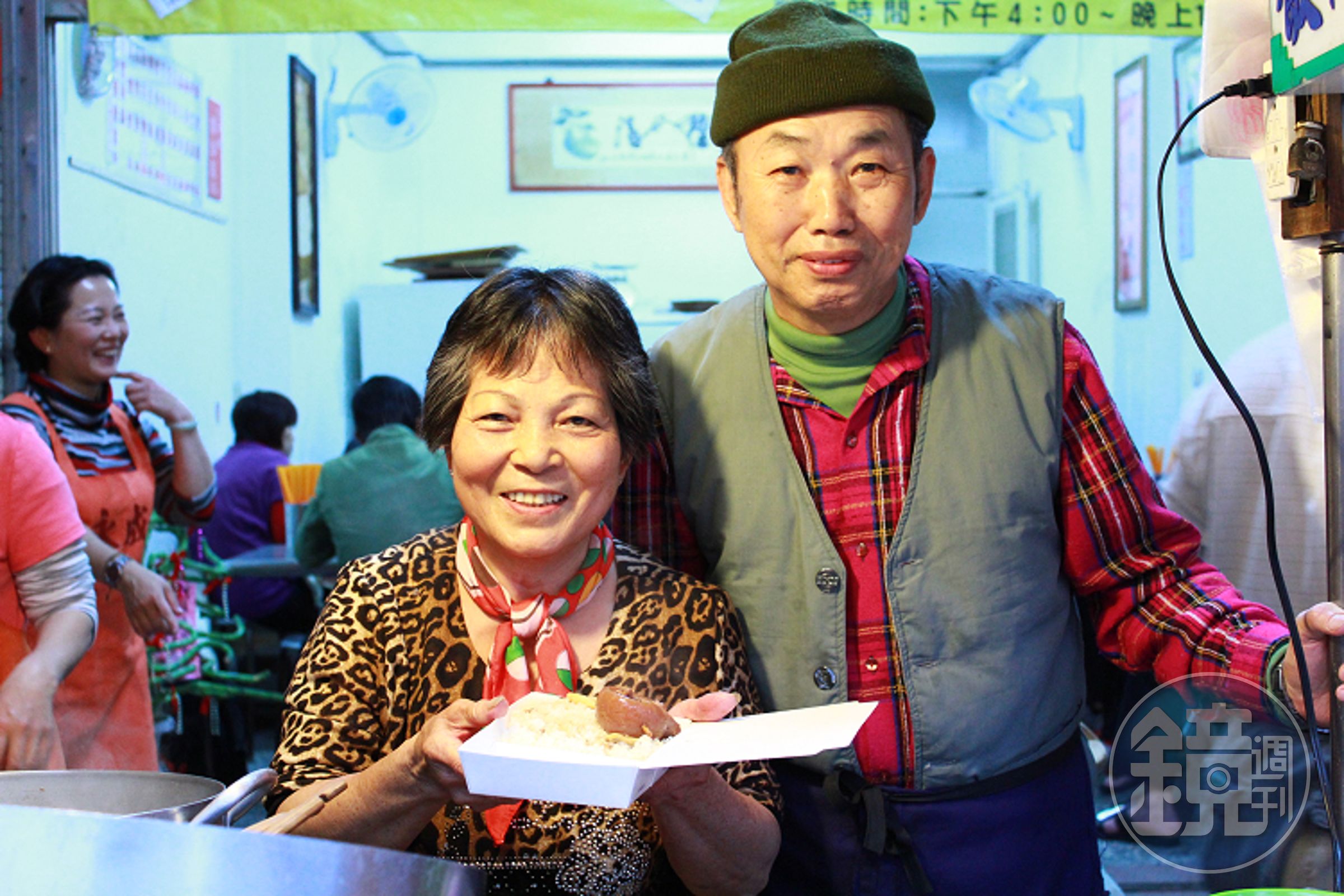 鄧林蘇與先生鄧永成守著炕肉飯老攤，把5個孩子拉拔長大。（鄧永成提供）