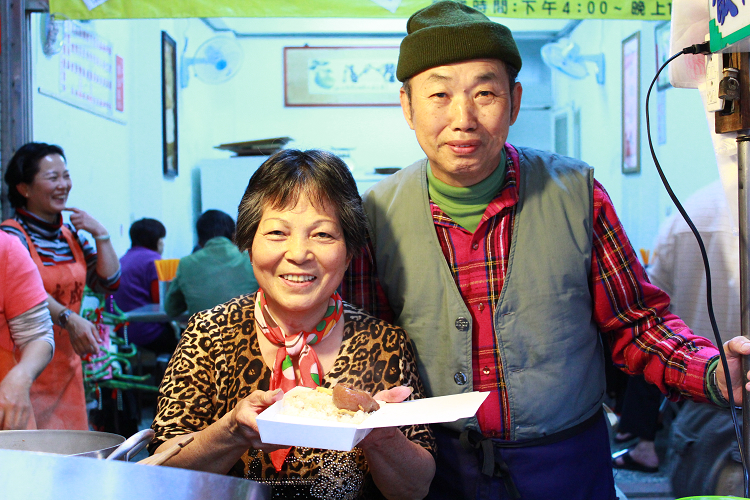 鄧林蘇與先生鄧永成守著炕肉飯老攤，把5個孩子拉拔長大。（鄧永成提供）
