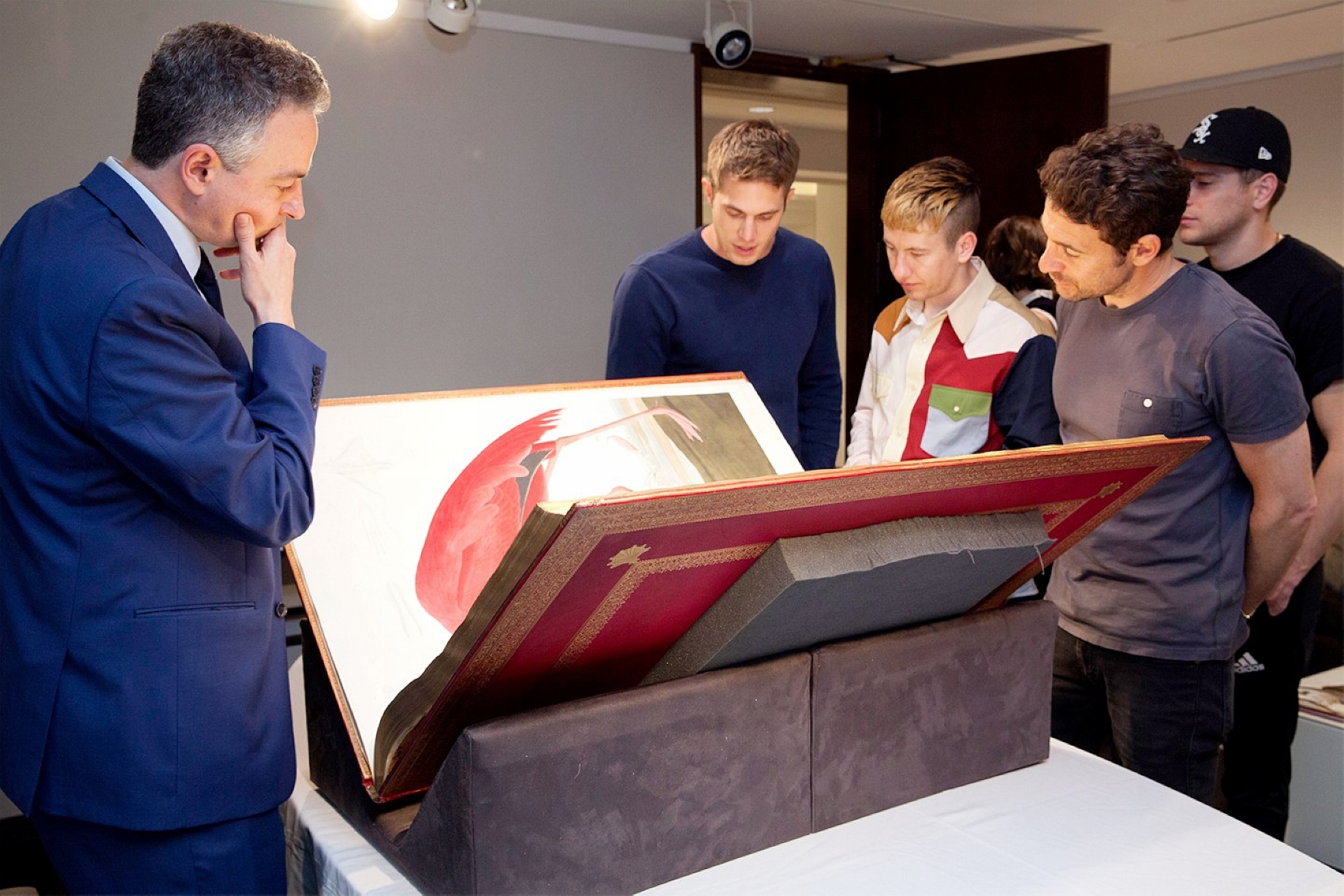 4位中二大學生模仿犯罪電影情節，策畫偷走價值連城的真書《美國鳥類》，這樁竊案被拍成電影《美國動物》，過程極其荒謬。（采昌提供）