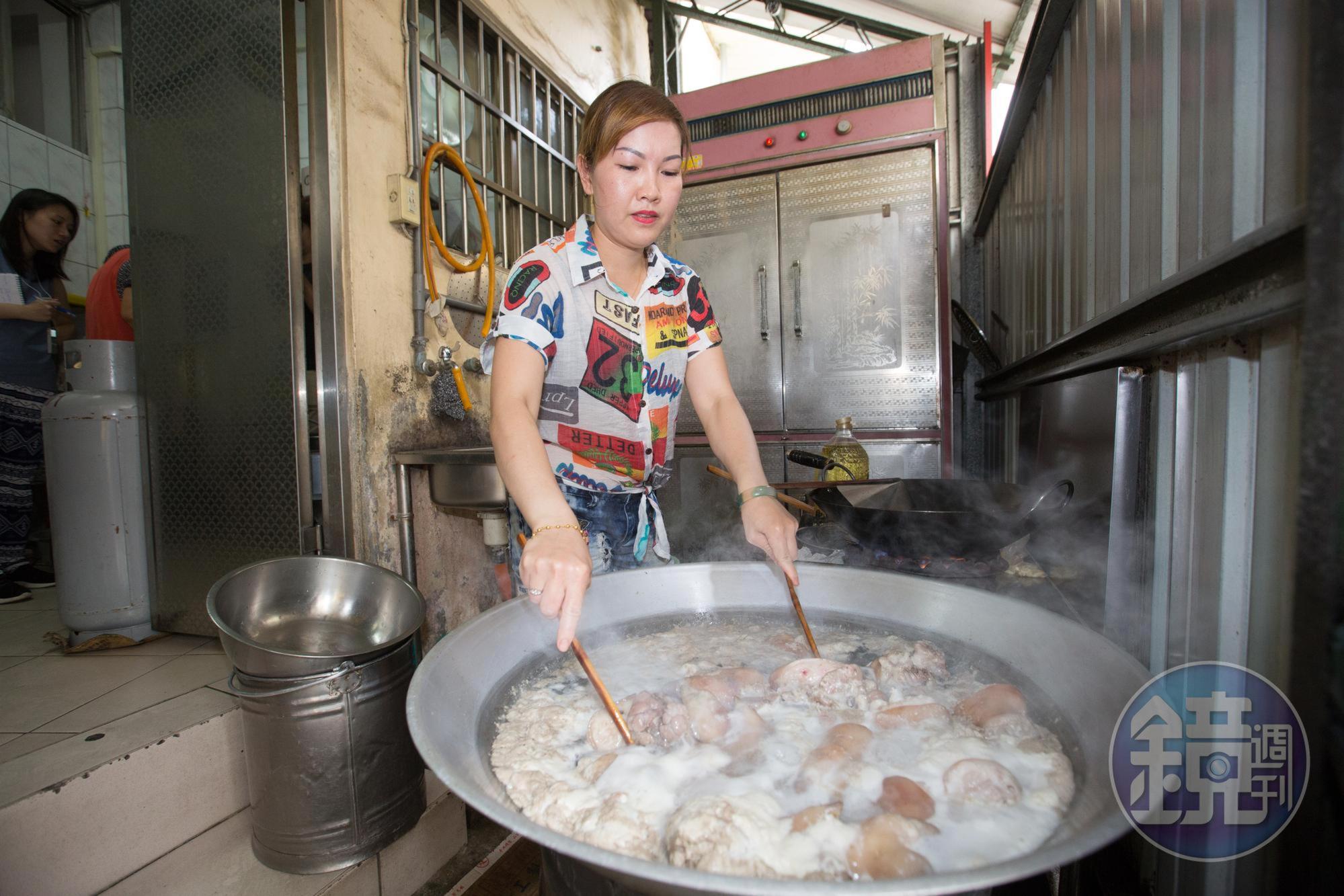鄧永成媳婦阮玉碧每天早上負責開火，先將腳庫肉煮到6、7分熟。