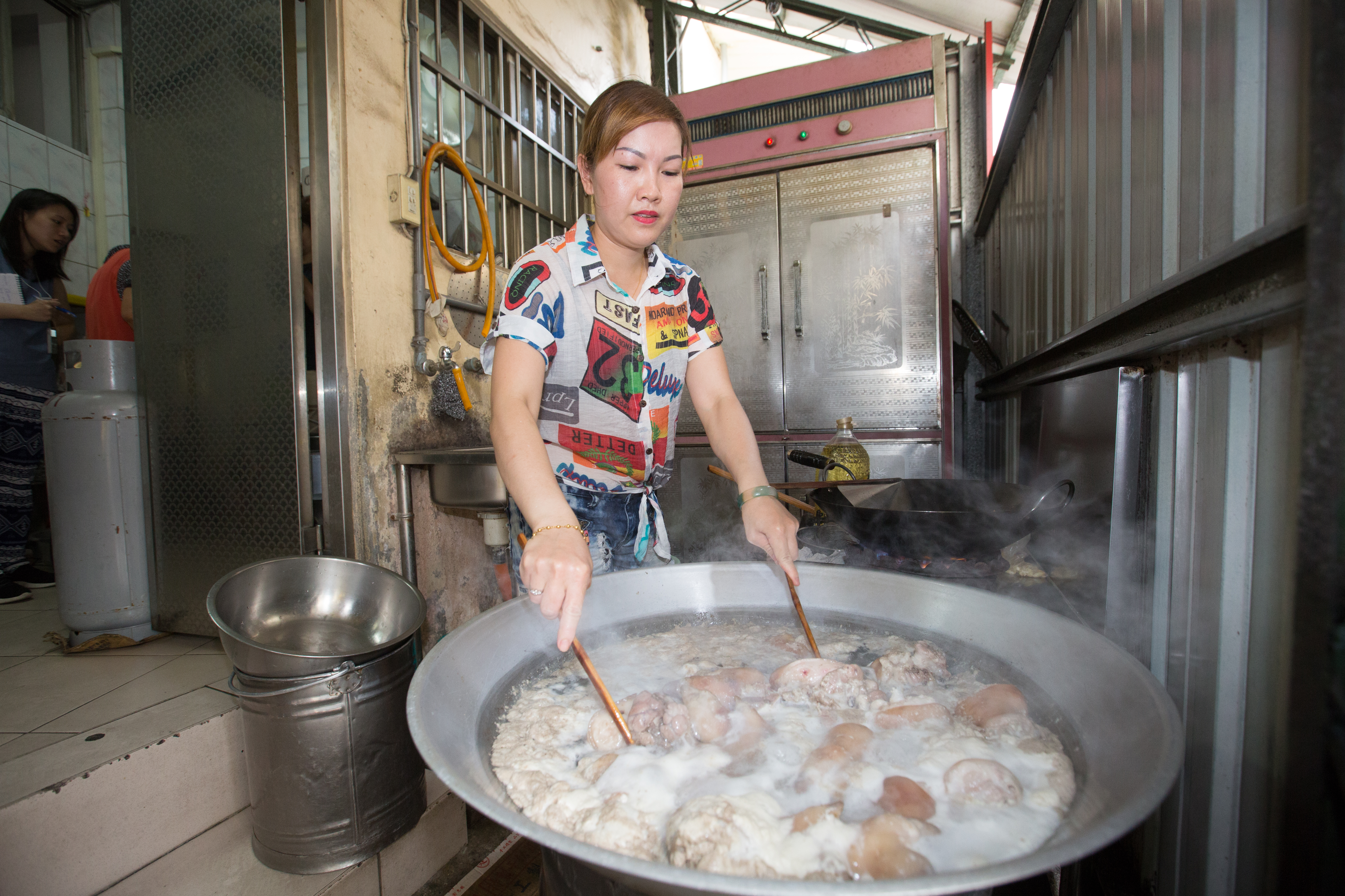 鄧永成媳婦阮玉碧每天早上負責開火,先將腳庫肉煮到6、7分熟。