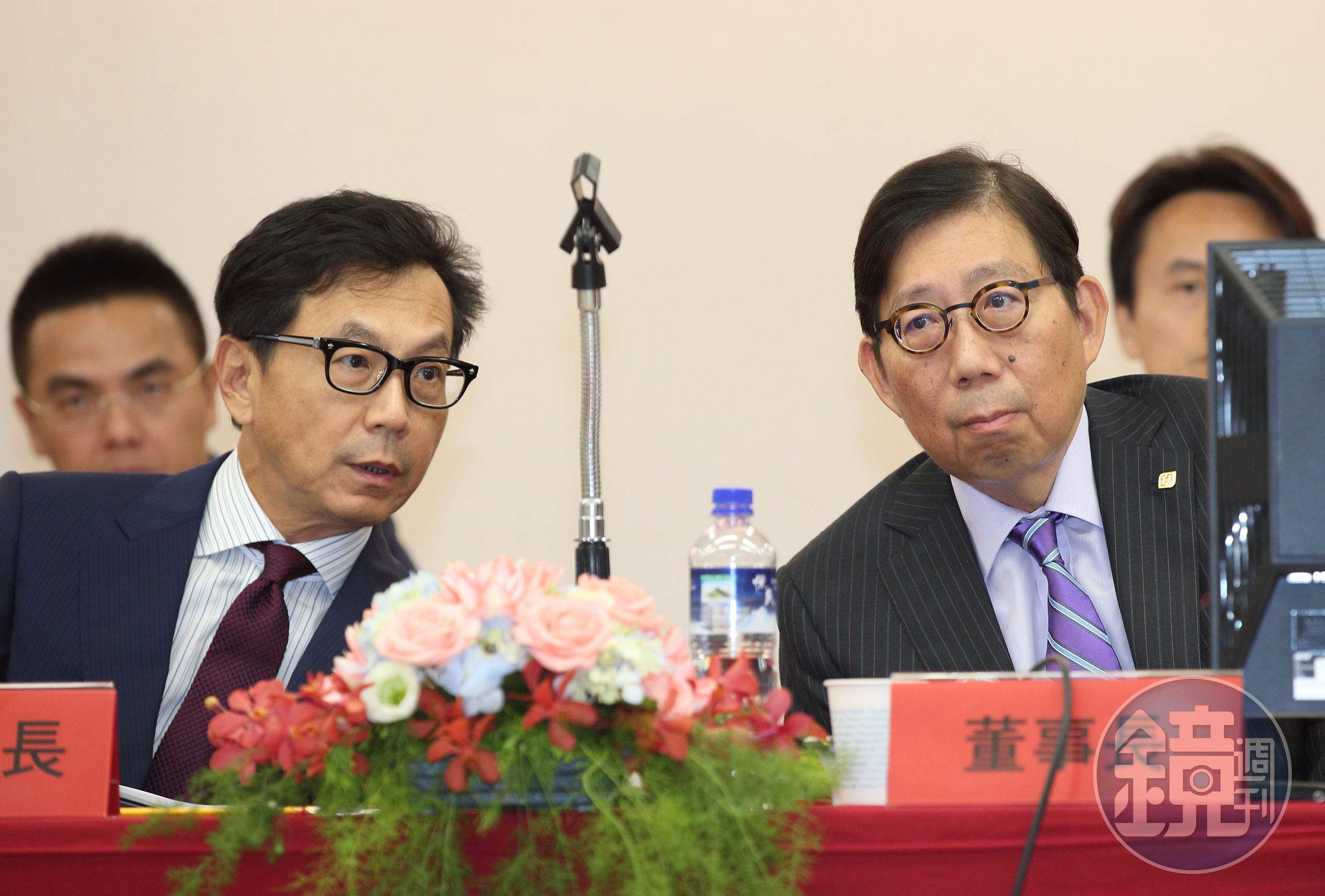 富邦蔡家兄弟被以產金分離原則開鍘，辭去富邦金和台灣大副董事長。