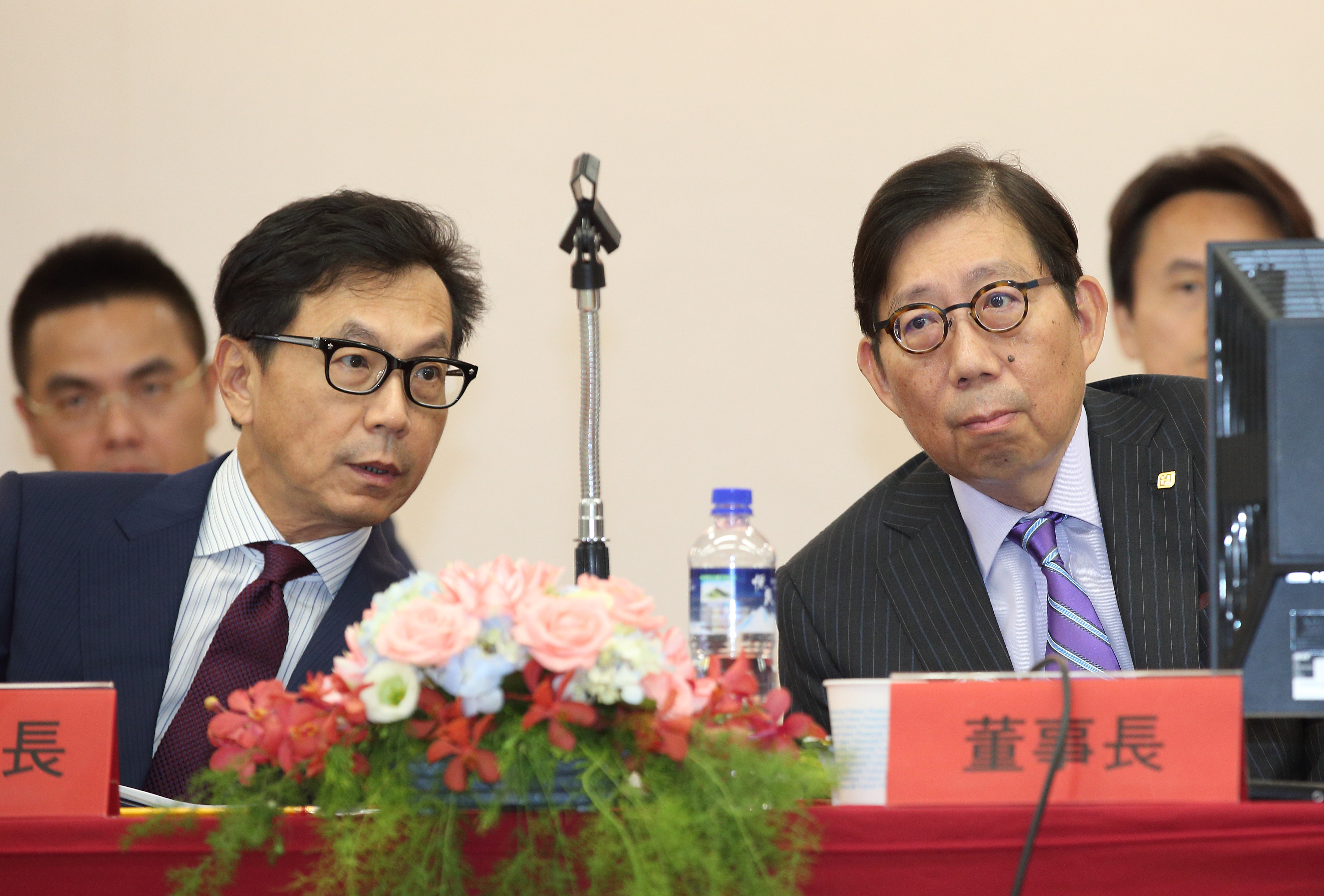 富邦蔡家兄弟被以產金分離原則開鍘，辭去富邦金和台灣大副董事長。