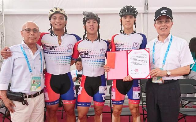 蔣炳正（左一）透過律師向本刊表示，周哲宇言論不實，誰是黑道或禿鷹不言可喻。（翻攝自教育部網站）