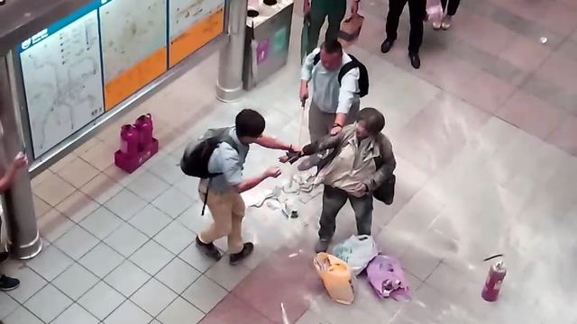 民眾不顧自身安全搶下婦人手中的刀。（翻攝畫面）