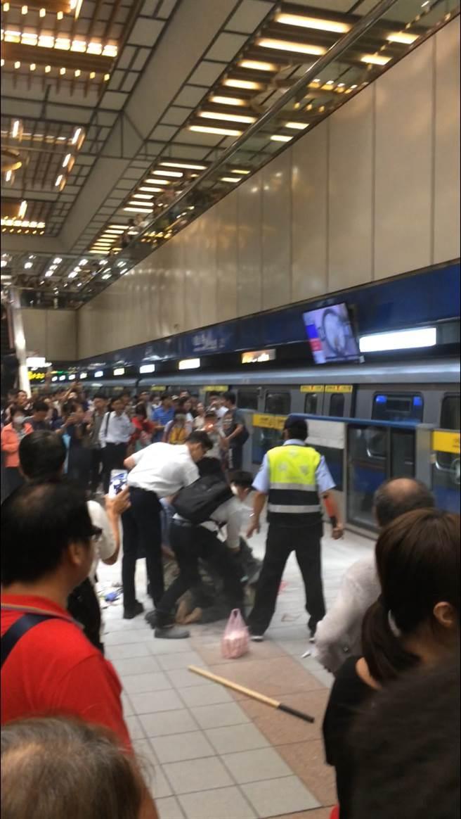 北捷龍山寺站內一名婦人突然持刀揮舞，車廂內乘客嚇得拔腿狂奔，所幸在滅火器的壓制下沒有任何人受到傷害。（翻攝畫面）