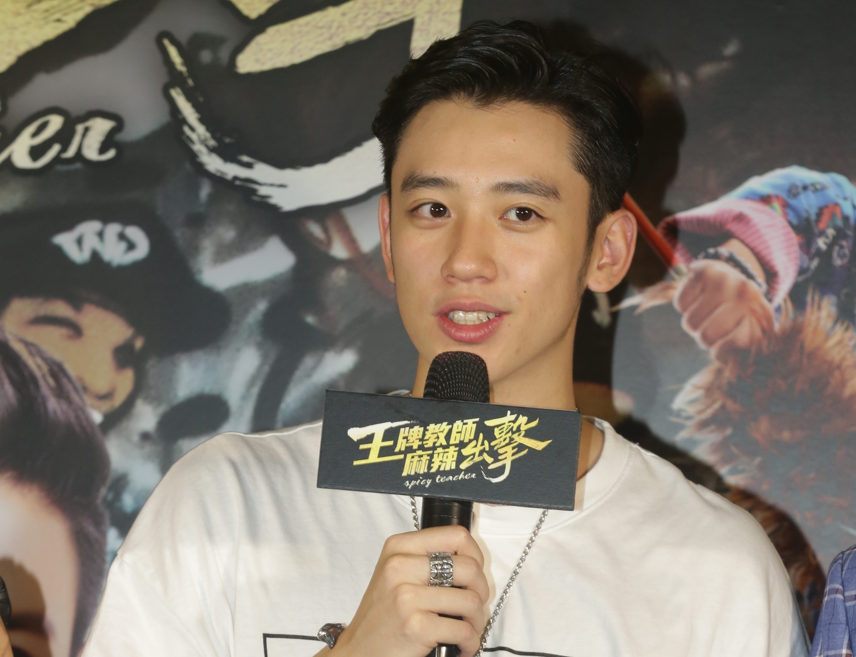 在片中飾演棒球隊員的陳慕對於被本刊拍到有E奶新歡，他解釋與對方只是牌咖兼朋友，並非新歡也沒有只愛大奶妹。