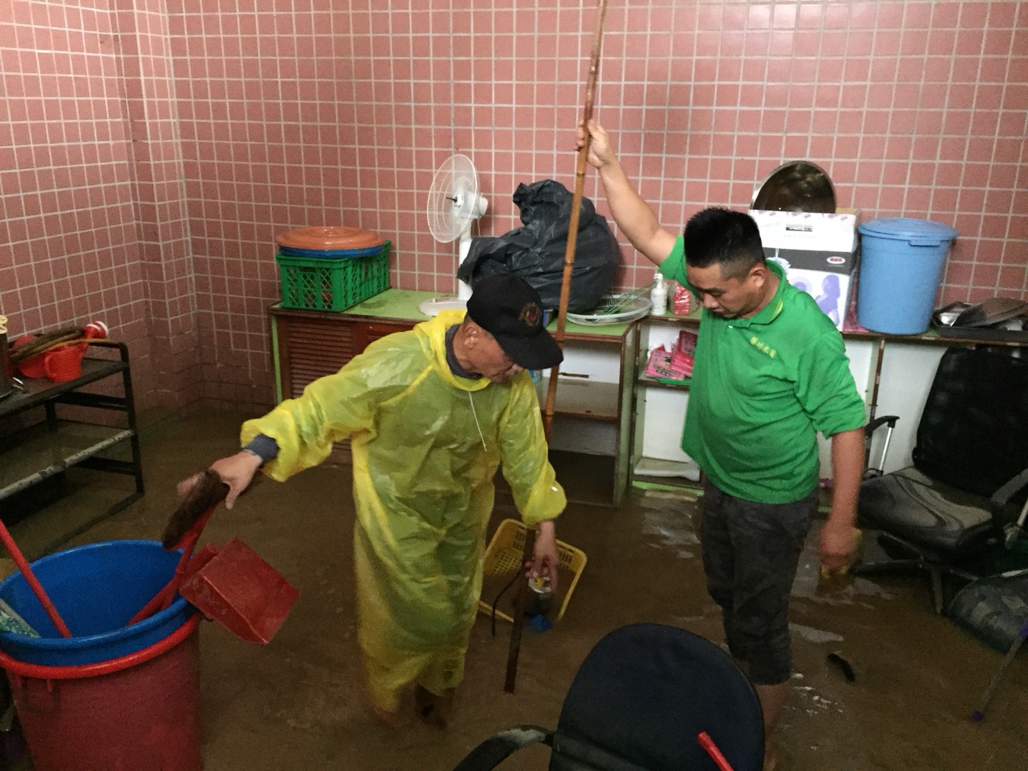 上寮里長洪敏智（左）幫忙幼兒園清除積水，卻險些忘記登記參選。（翻攝畫面）