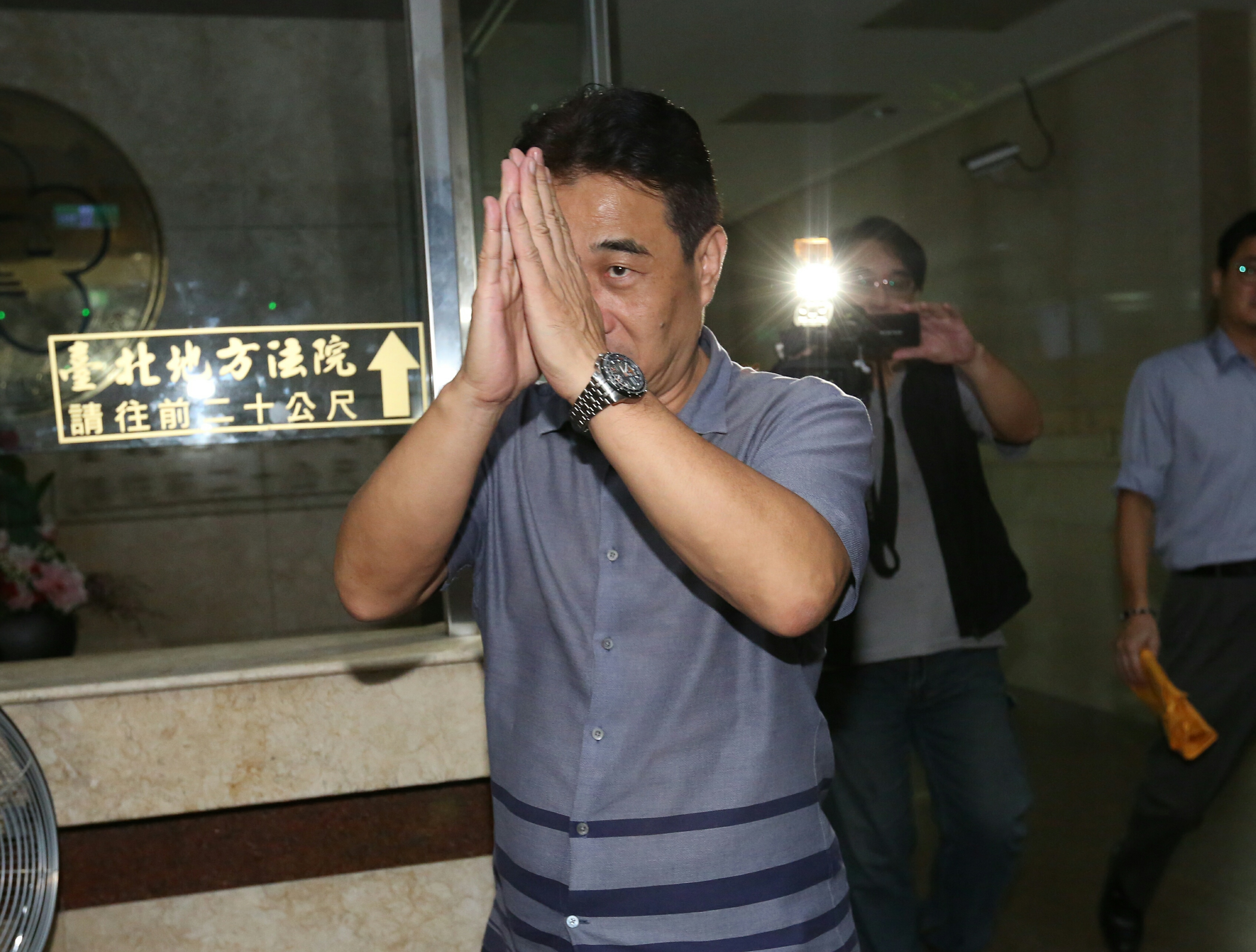 俞惟中被移送北檢漏夜複訊後,今天凌晨被檢方諭令以150萬元交保。