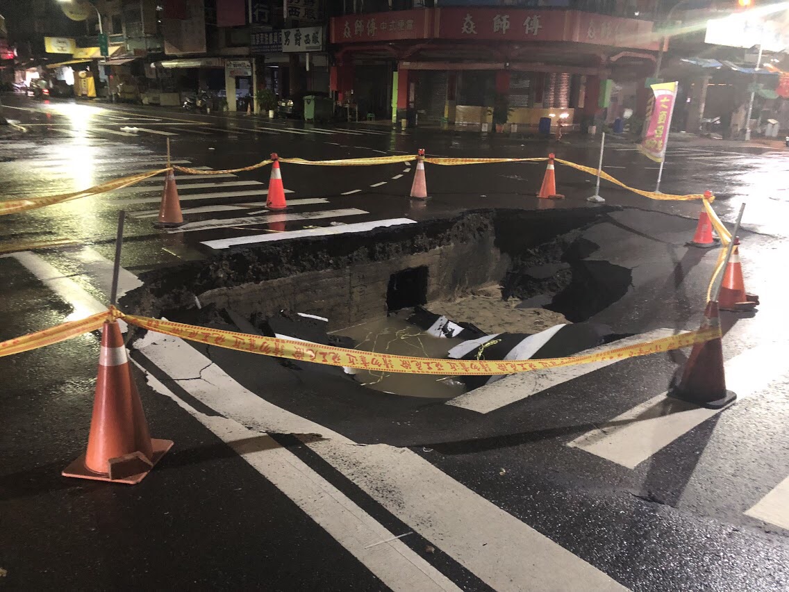 暴雨沖刷後,三民區正忠路與義華路也出現三米大坑,員警圍起封鎖線警戒。