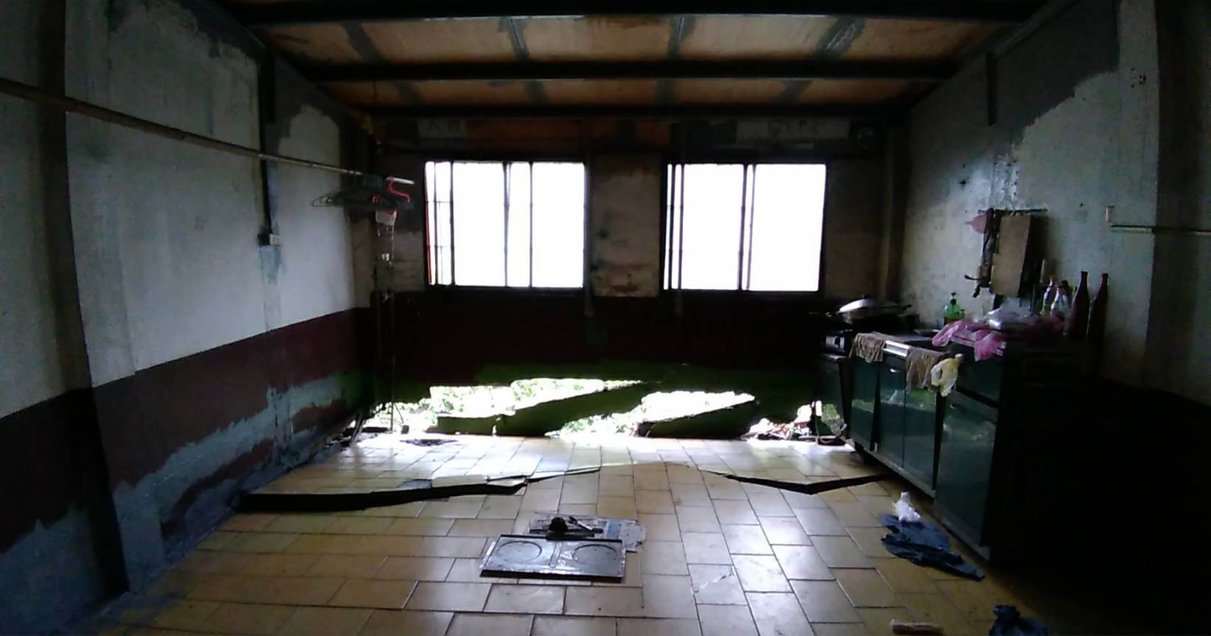 警方趕緊疏散6戶人家，居民驚呼塌陷情況簡直就像大地震。（屋主陳小姐提供）