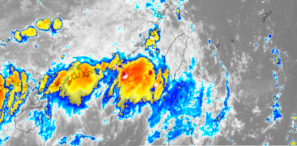 低壓環流系統方向轉換，南部雨勢逐漸減少轉為陣雨，週末各地有機會轉為典型夏季天氣型態。（翻攝自氣象達人彭啟明粉專）