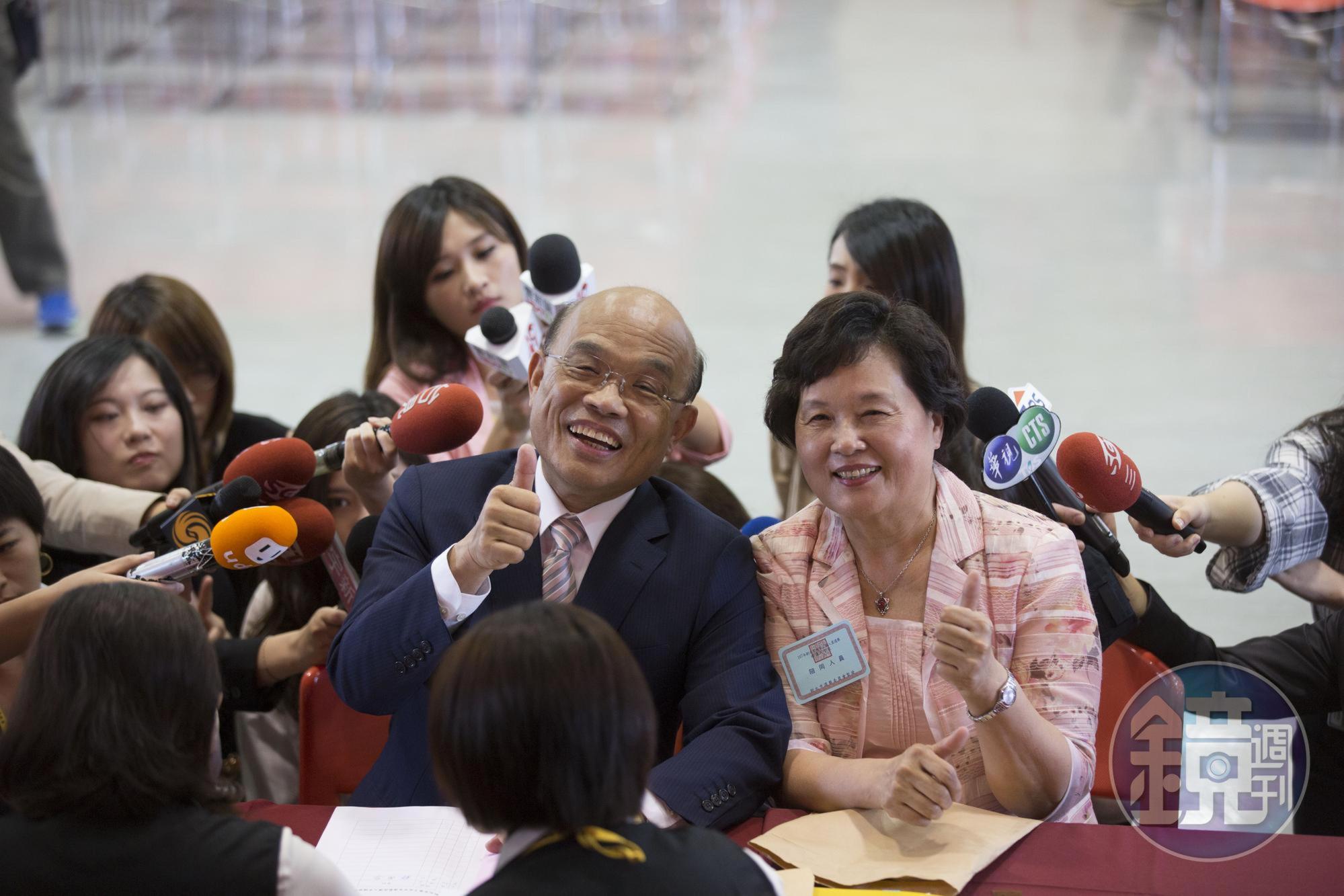 民進黨新北市長參選人蘇貞昌今與妻子詹秀齡一同前往新北選委會登記參選。