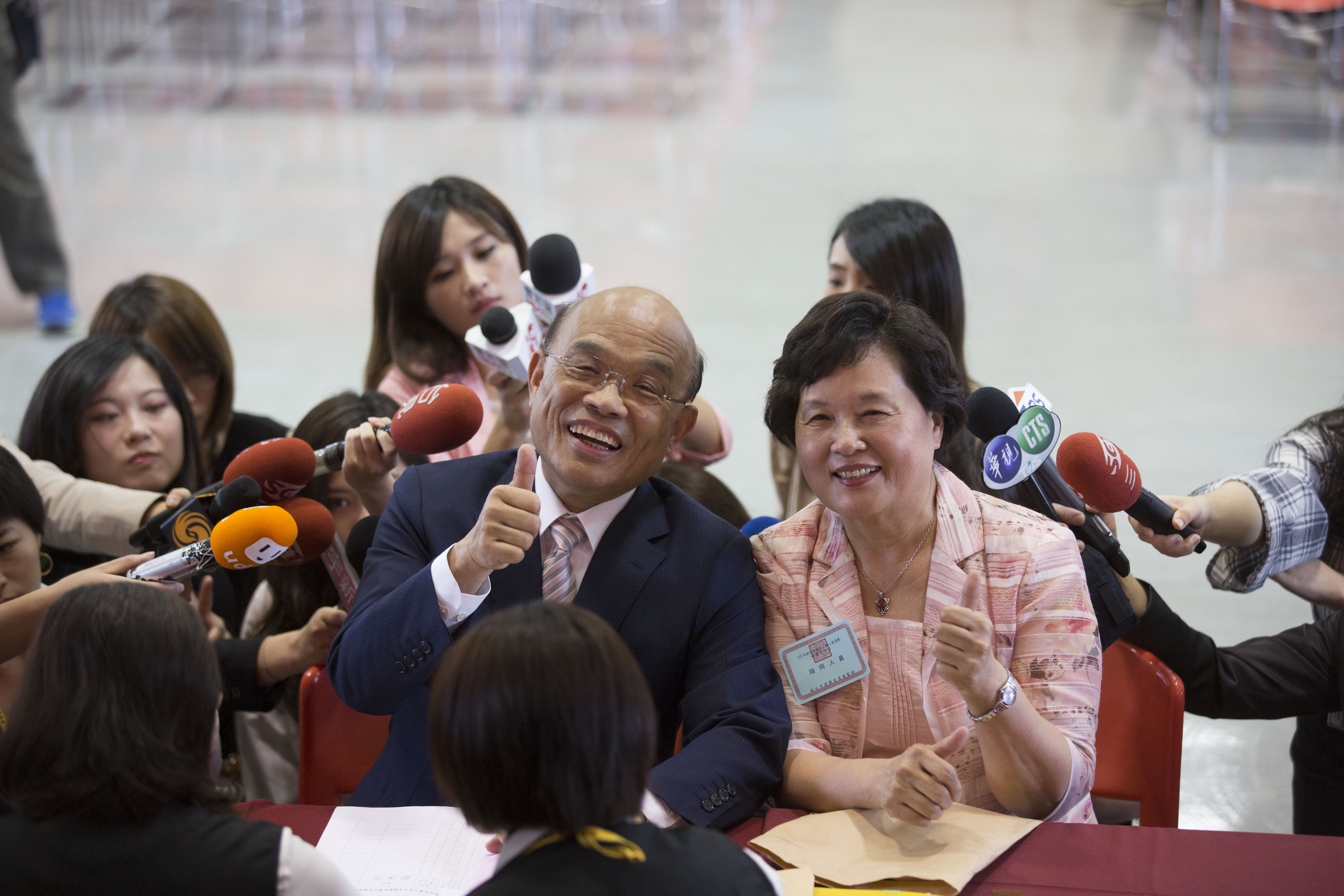 民進黨新北市長參選人蘇貞昌今與妻子詹秀齡一同前往新北選委會登記參選。