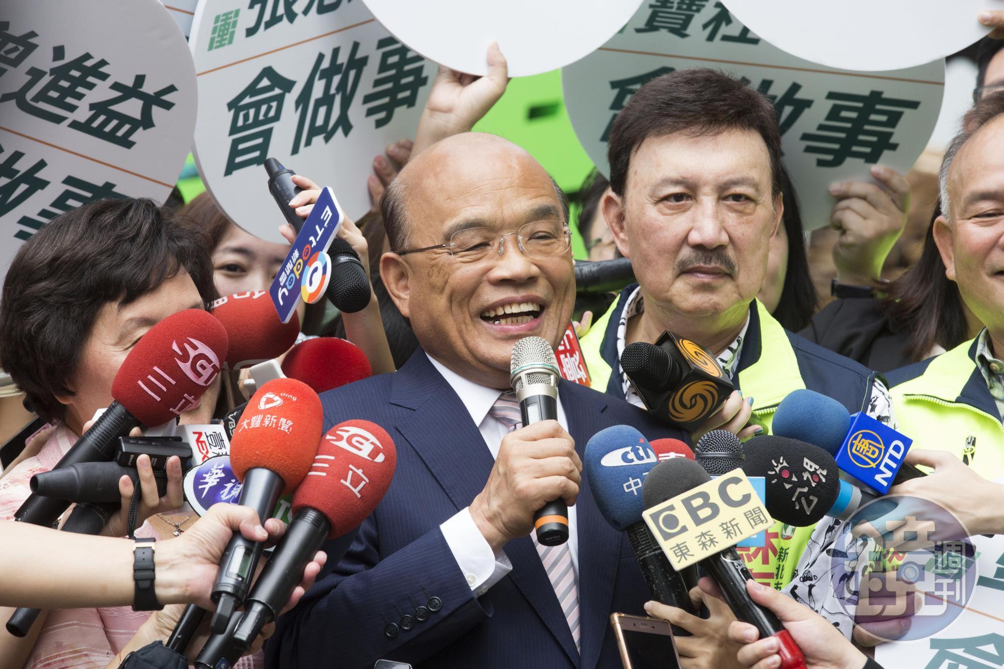 民進黨新北市黨部主委余天(右)在蘇貞昌登記完成後與蘇一同發表演說。