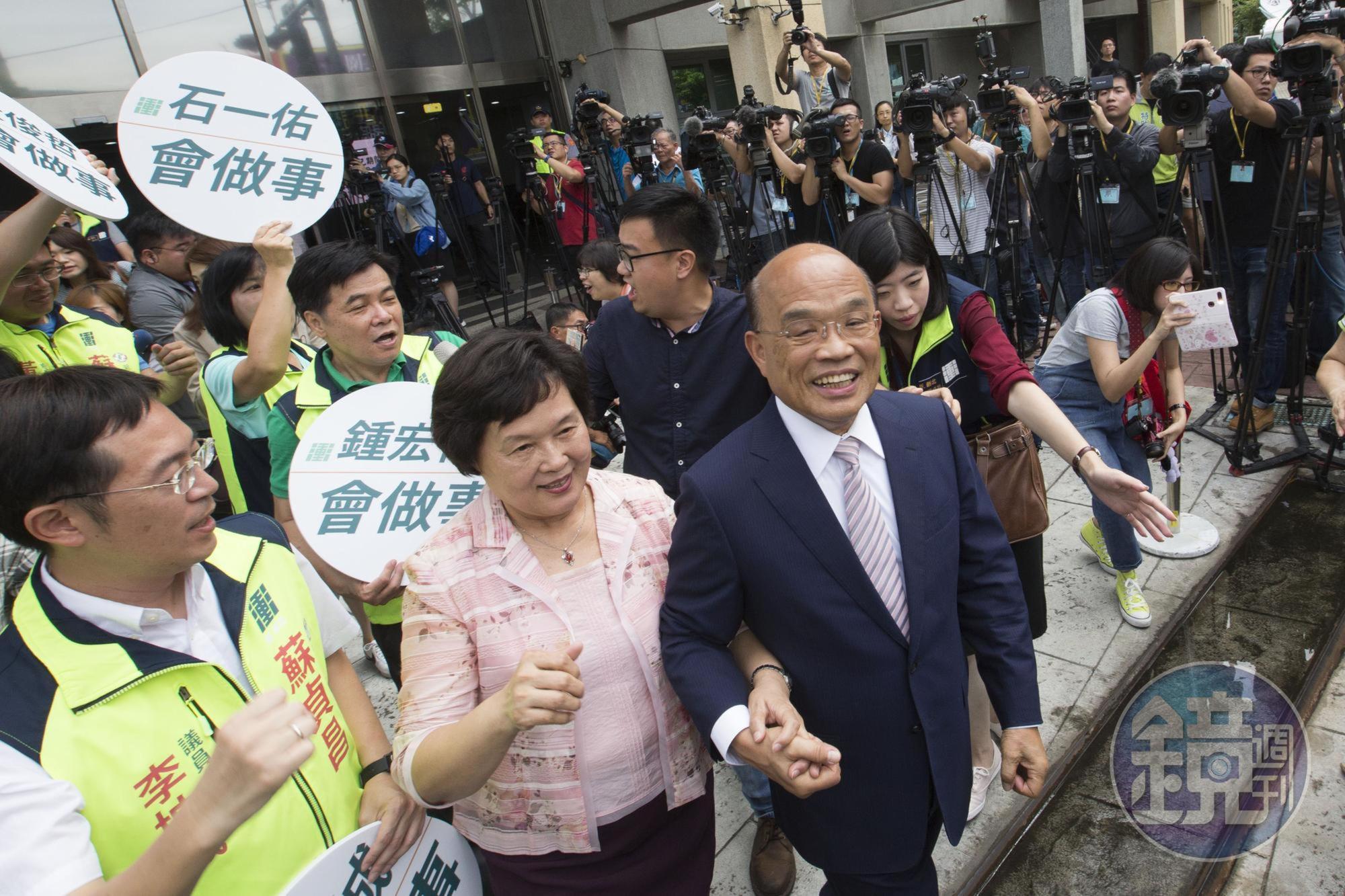 蘇貞昌到場時包括多位民進黨立委、新北議員參選人都到場為他加油。
