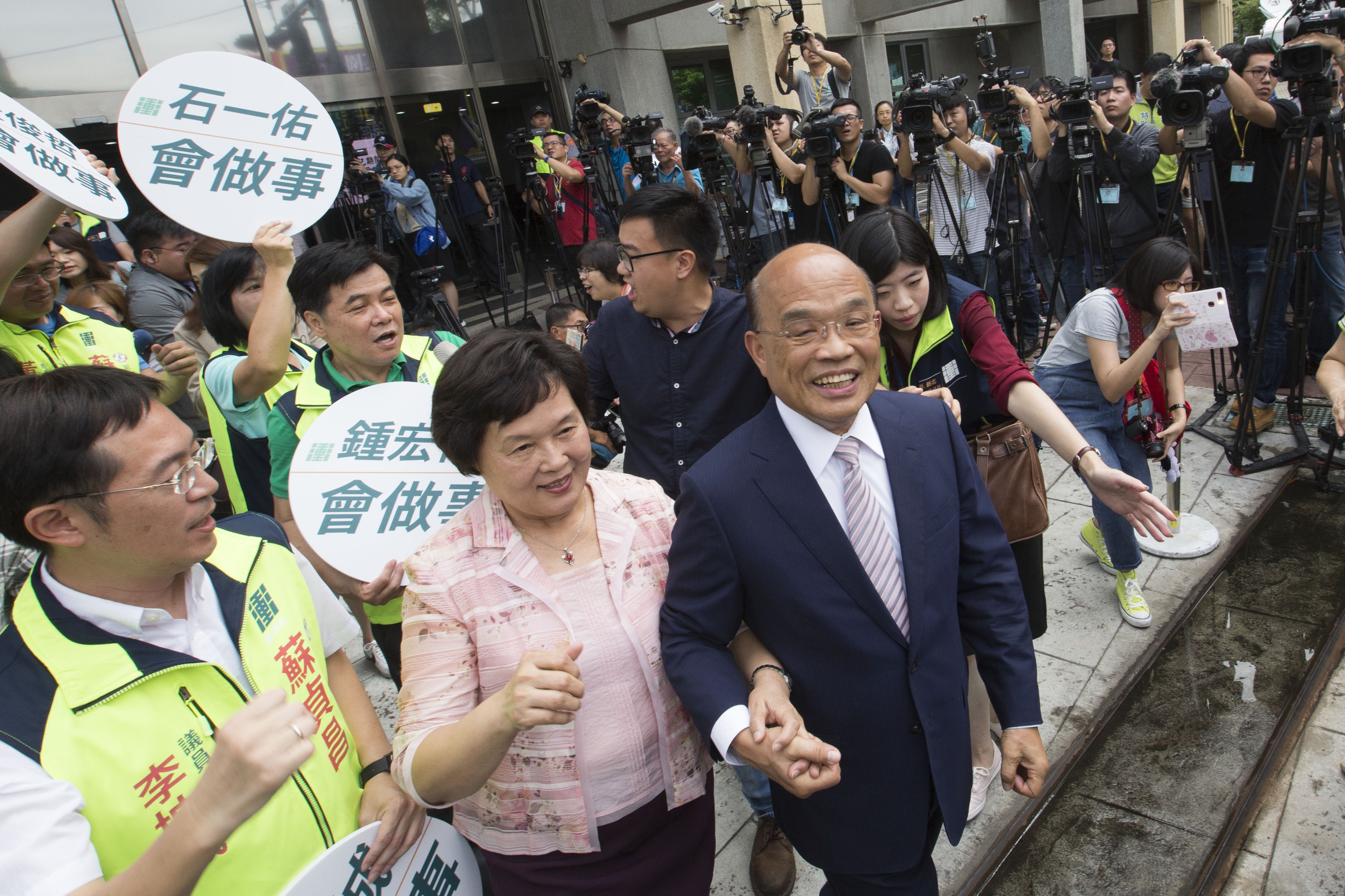 蘇貞昌到場時包括多位民進黨立委、新北議員參選人都到場為他加油。