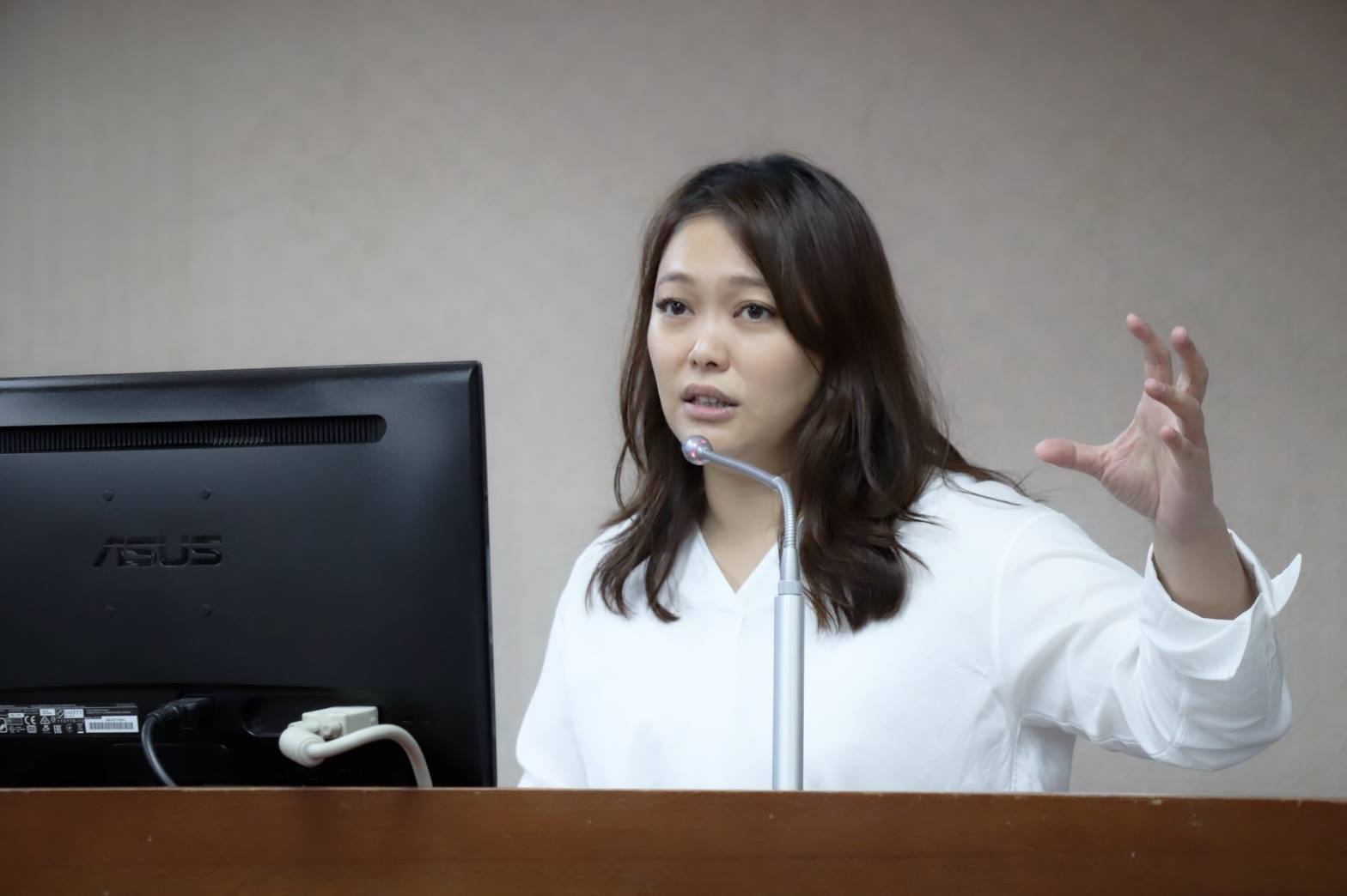 親民黨立委陳怡潔調閱資料發現前年8月泰國來台免簽後，警方去年查獲來台賣淫泰國人數暴增為210人。（翻攝陳怡潔臉書）